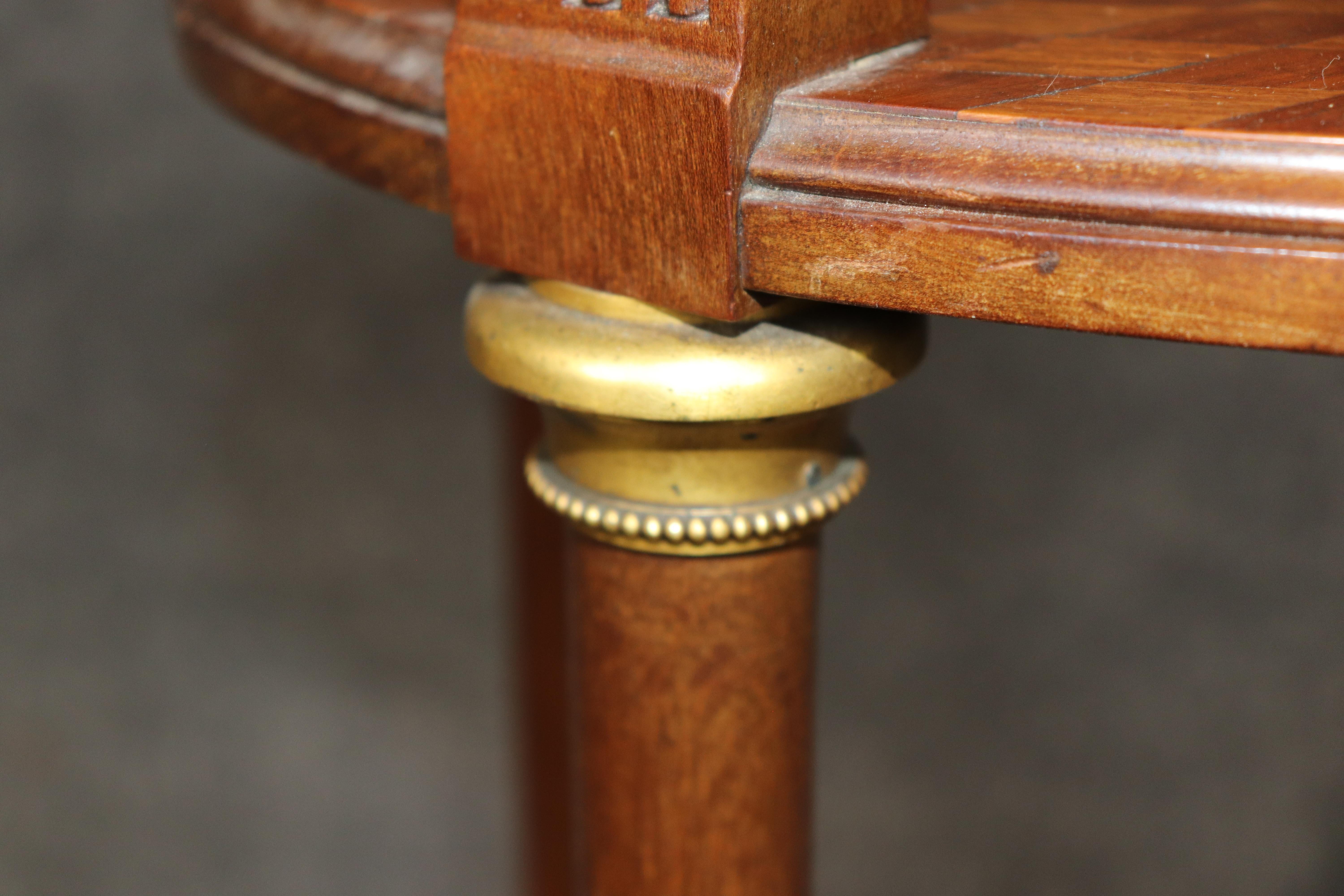 Mesa jardinera con pedestal de tres pisos y tapa de mármol Luis XVI francesa de gran calidad en venta 3