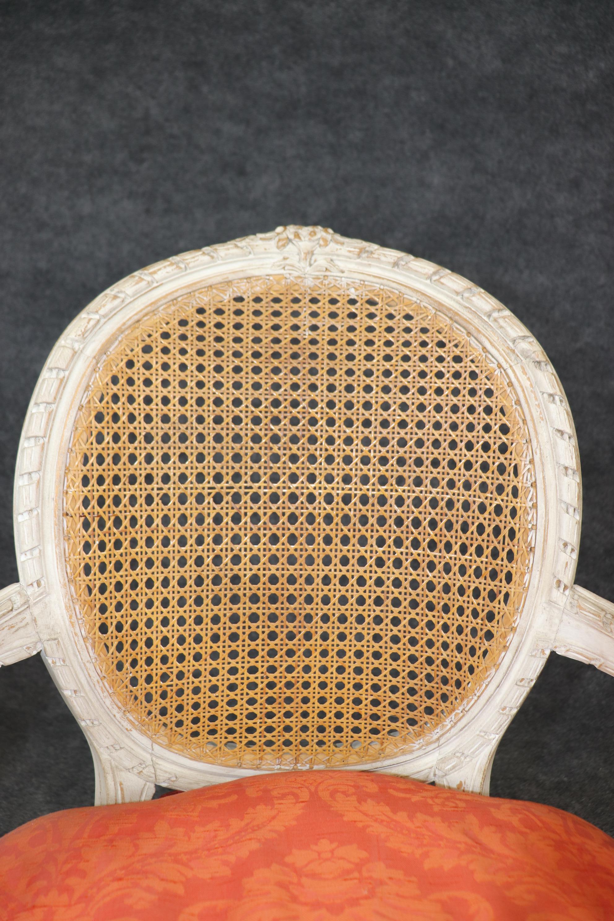 Fauteuil en rotin de style Louis XVI, peint et patiné, Circa 1950 en vente 4