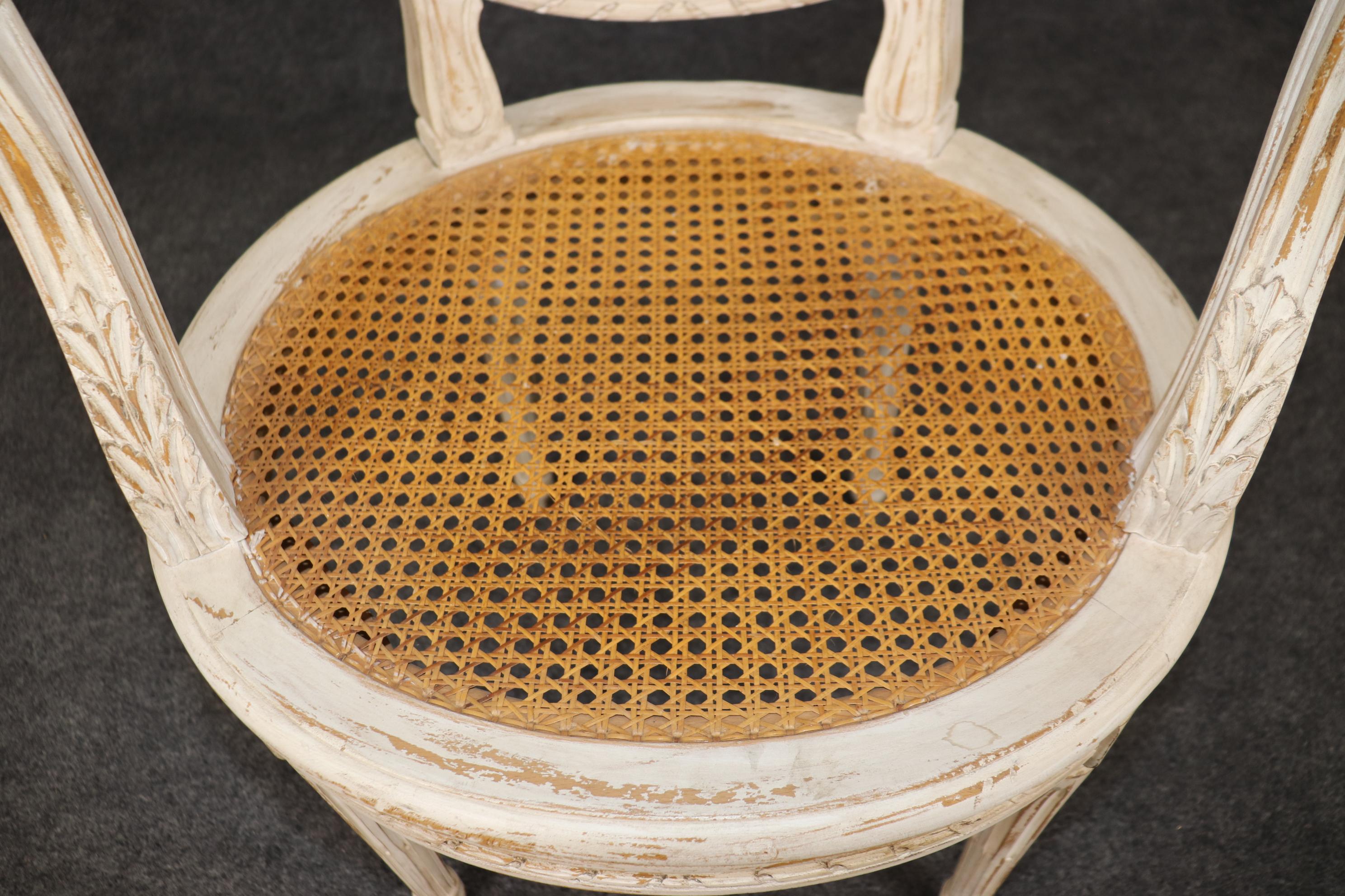 Fauteuil en rotin de style Louis XVI, peint et patiné, Circa 1950 en vente 5