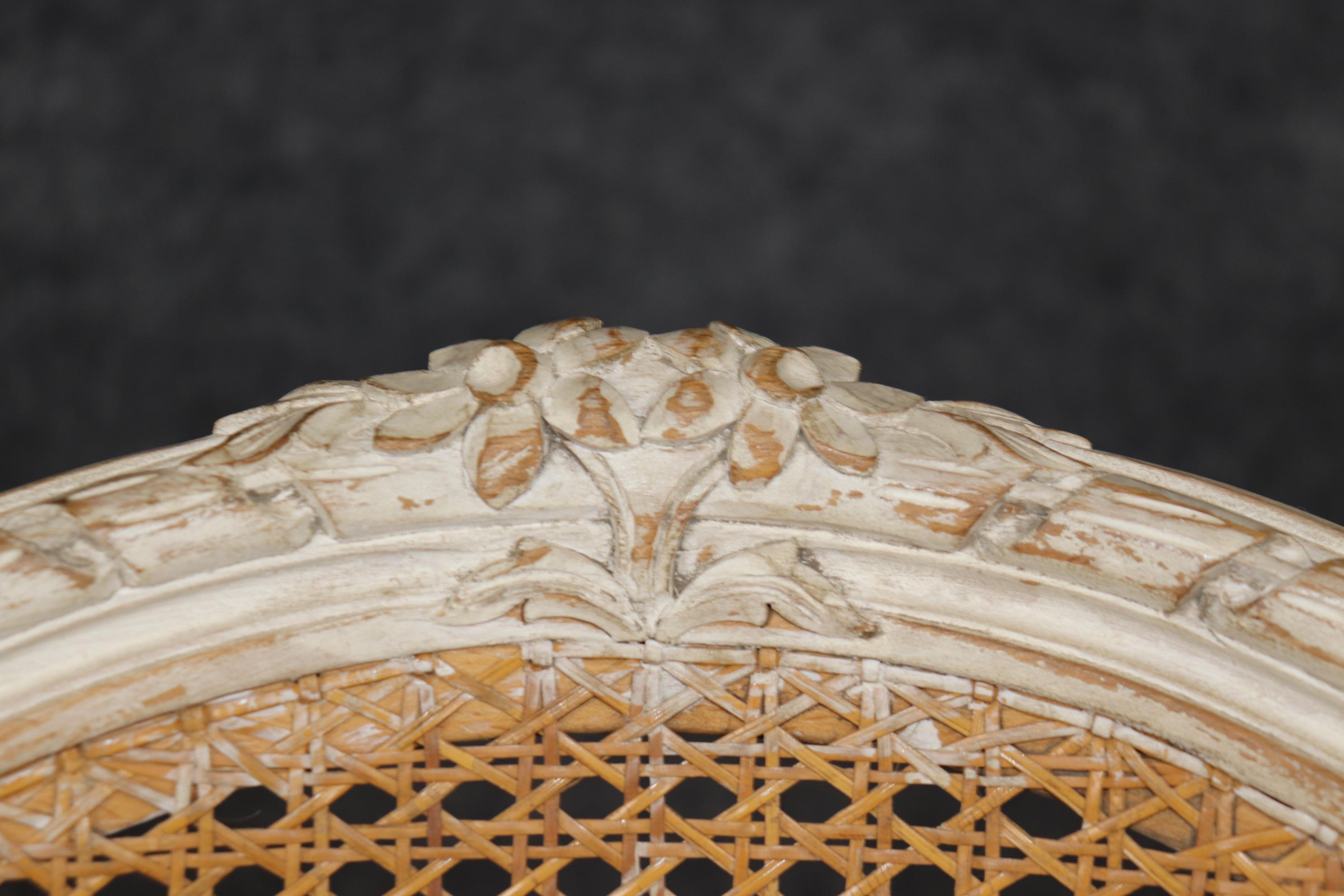 Il s'agit d'un magnifique fauteuil de style Louis XVI de fabrication française avec des panneaux de sièges tissés à la main (cannage français aveugle) en bon état sans problèmes majeurs ou dommages, perforations ou gonflements. La chaise est peinte