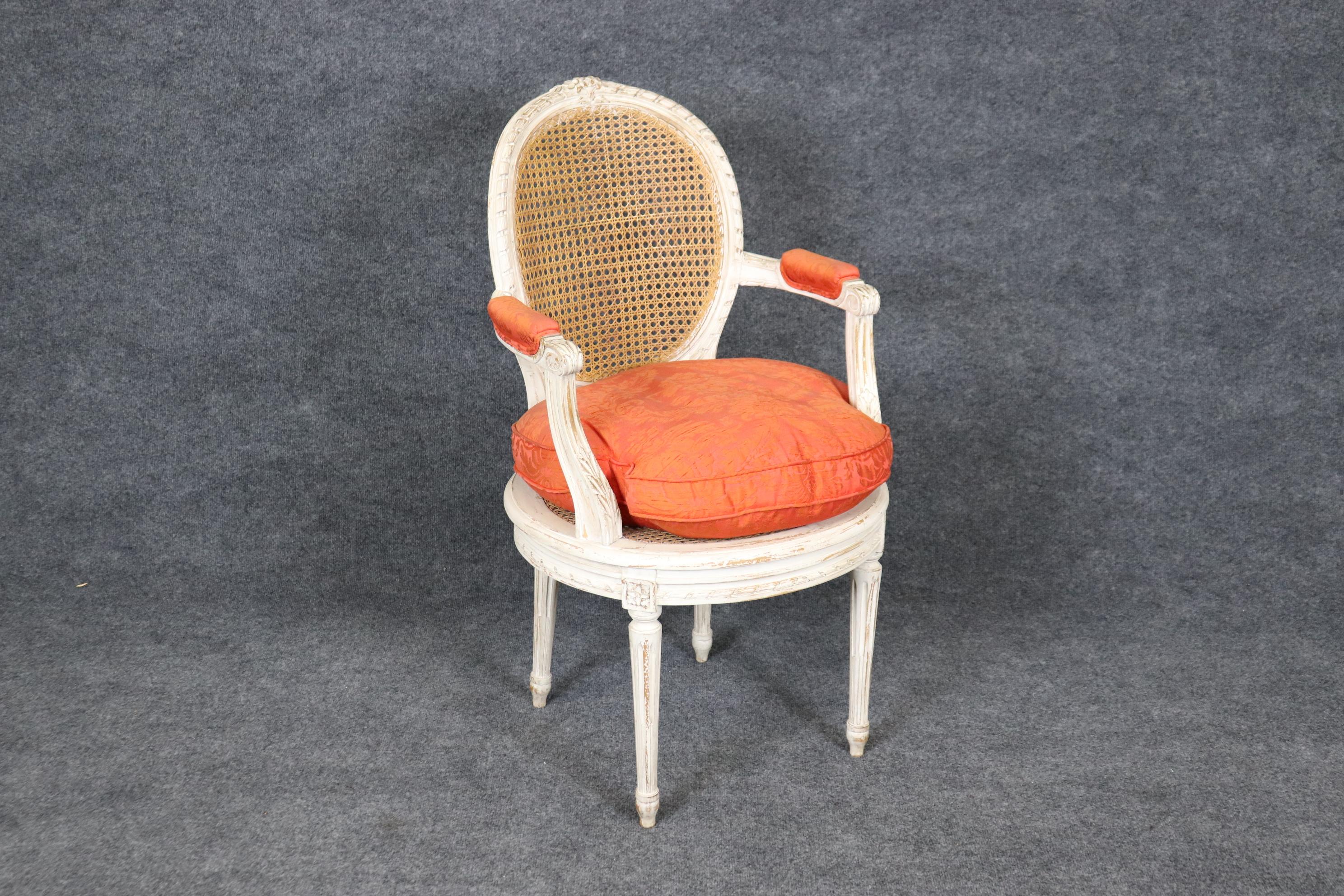 Français Fauteuil en rotin de style Louis XVI, peint et patiné, Circa 1950 en vente