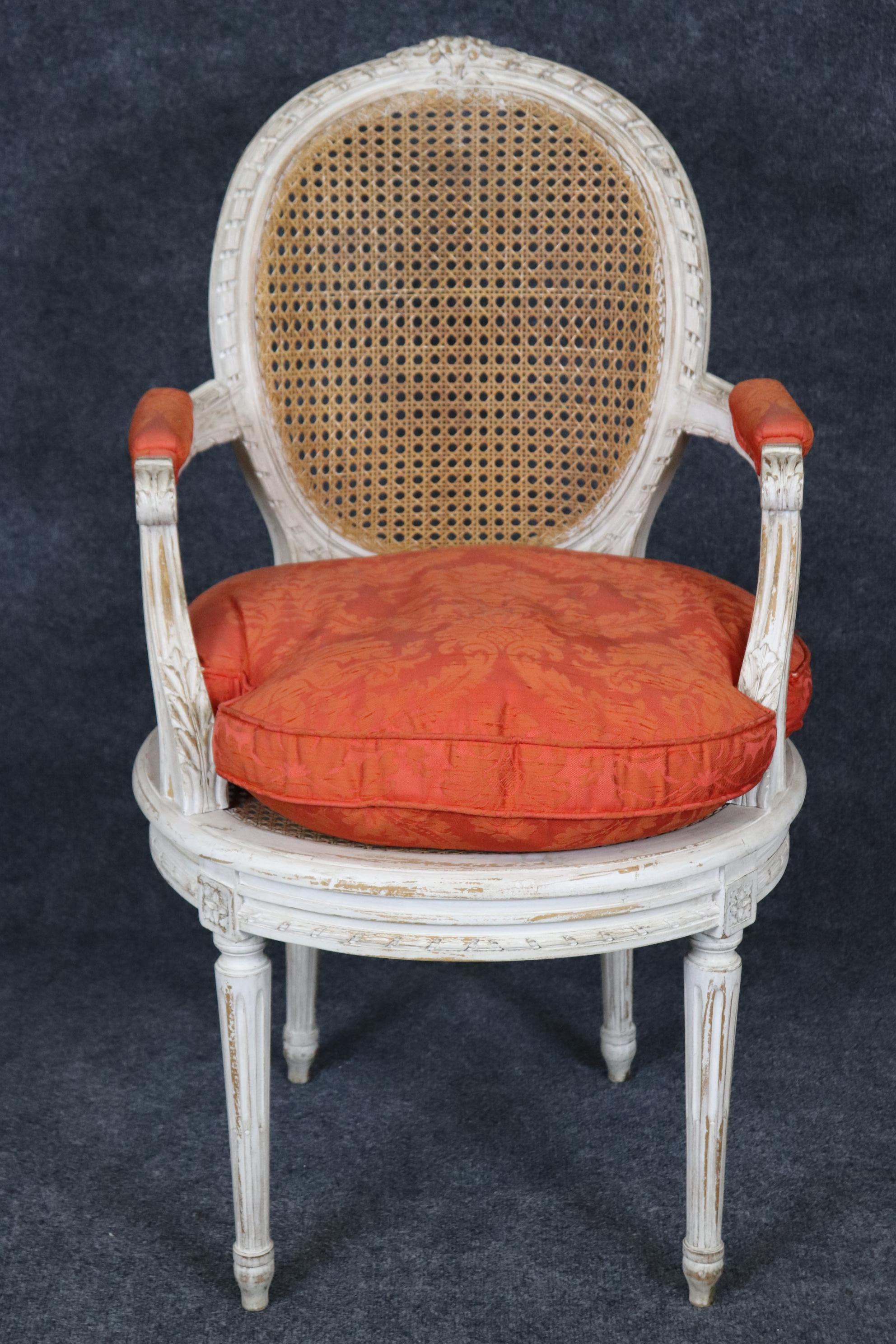 Fauteuil en rotin de style Louis XVI, peint et patiné, Circa 1950 Bon état - En vente à Swedesboro, NJ