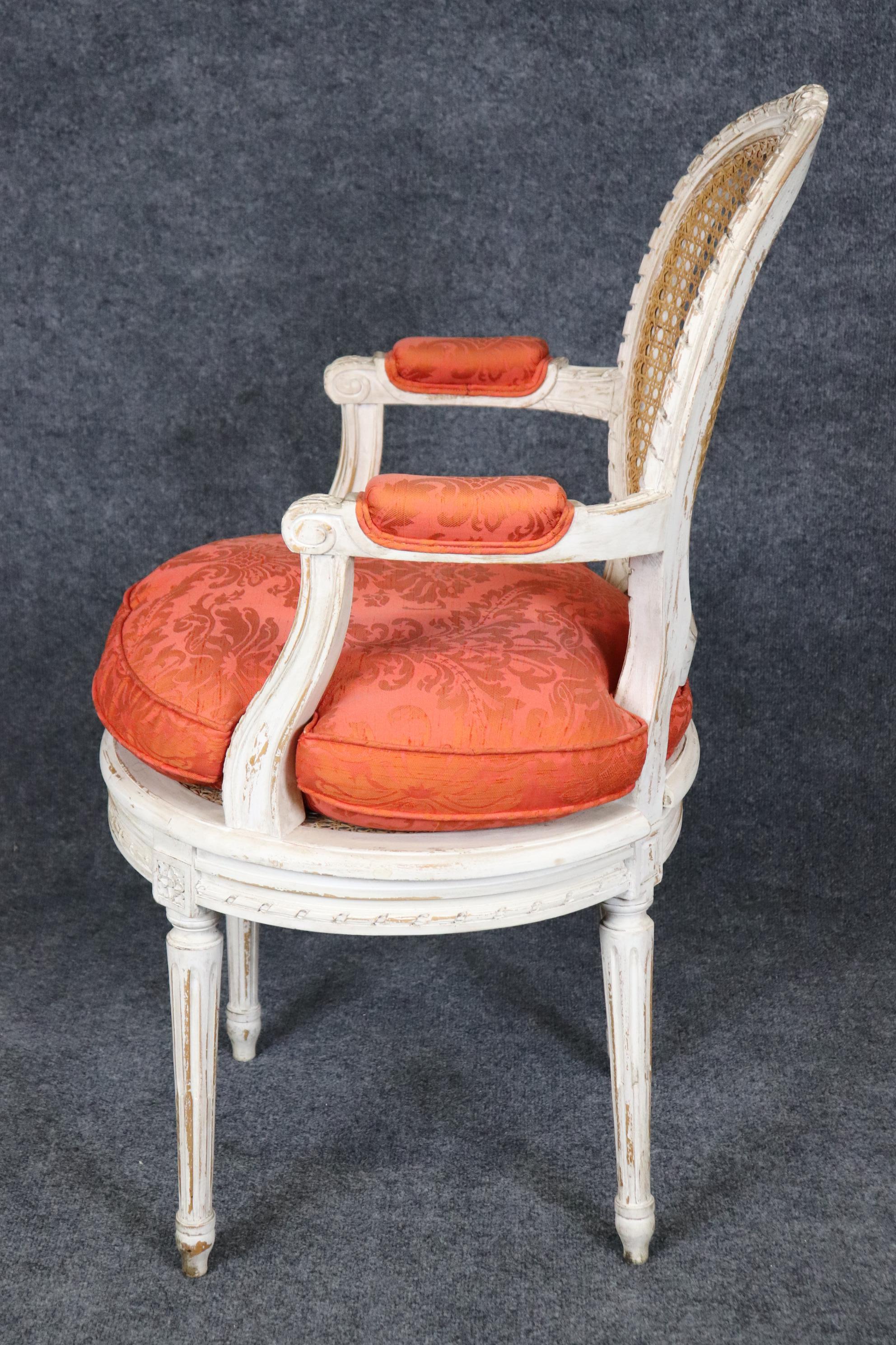 Milieu du XXe siècle Fauteuil en rotin de style Louis XVI, peint et patiné, Circa 1950 en vente