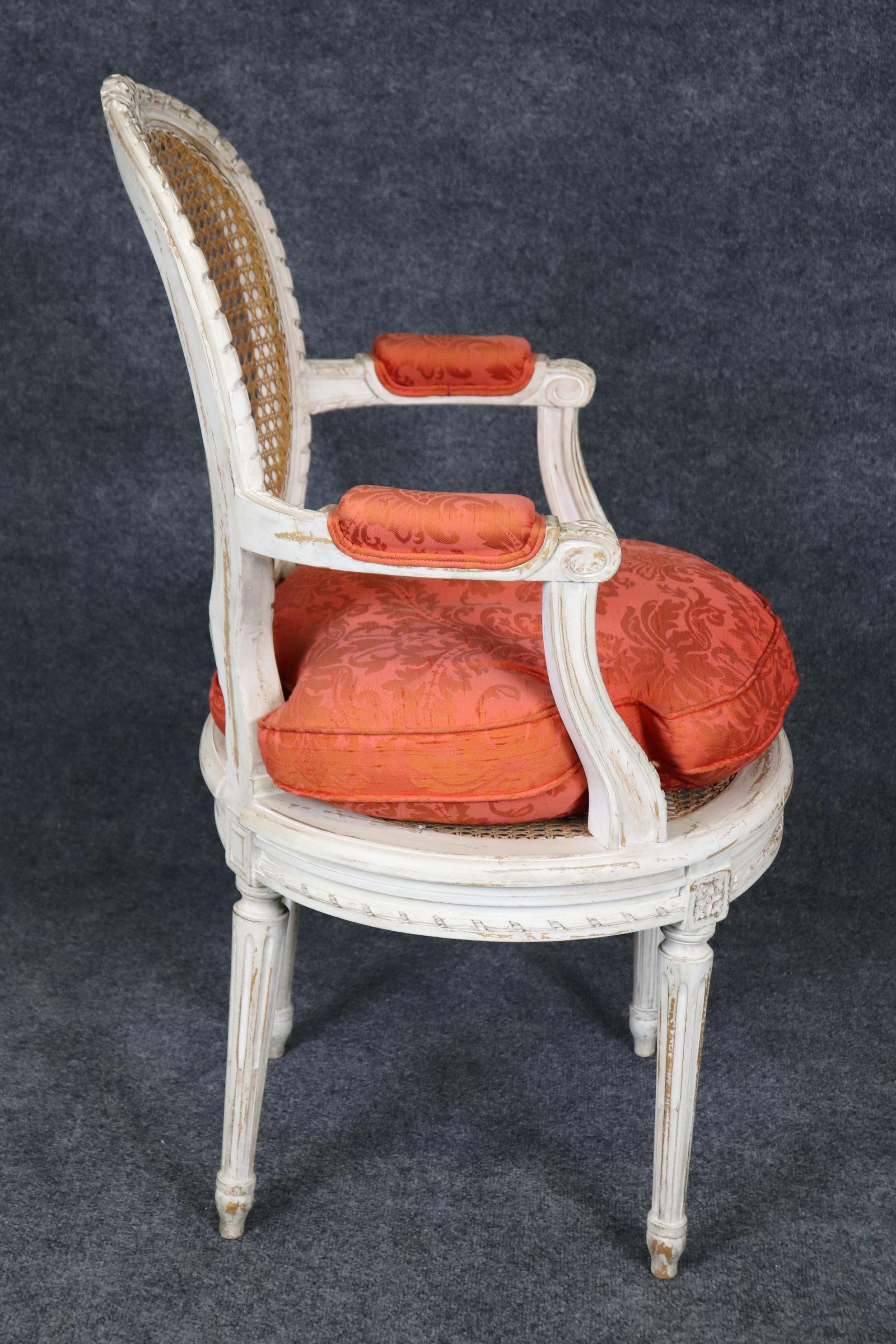 Fauteuil en rotin de style Louis XVI, peint et patiné, Circa 1950 en vente 1