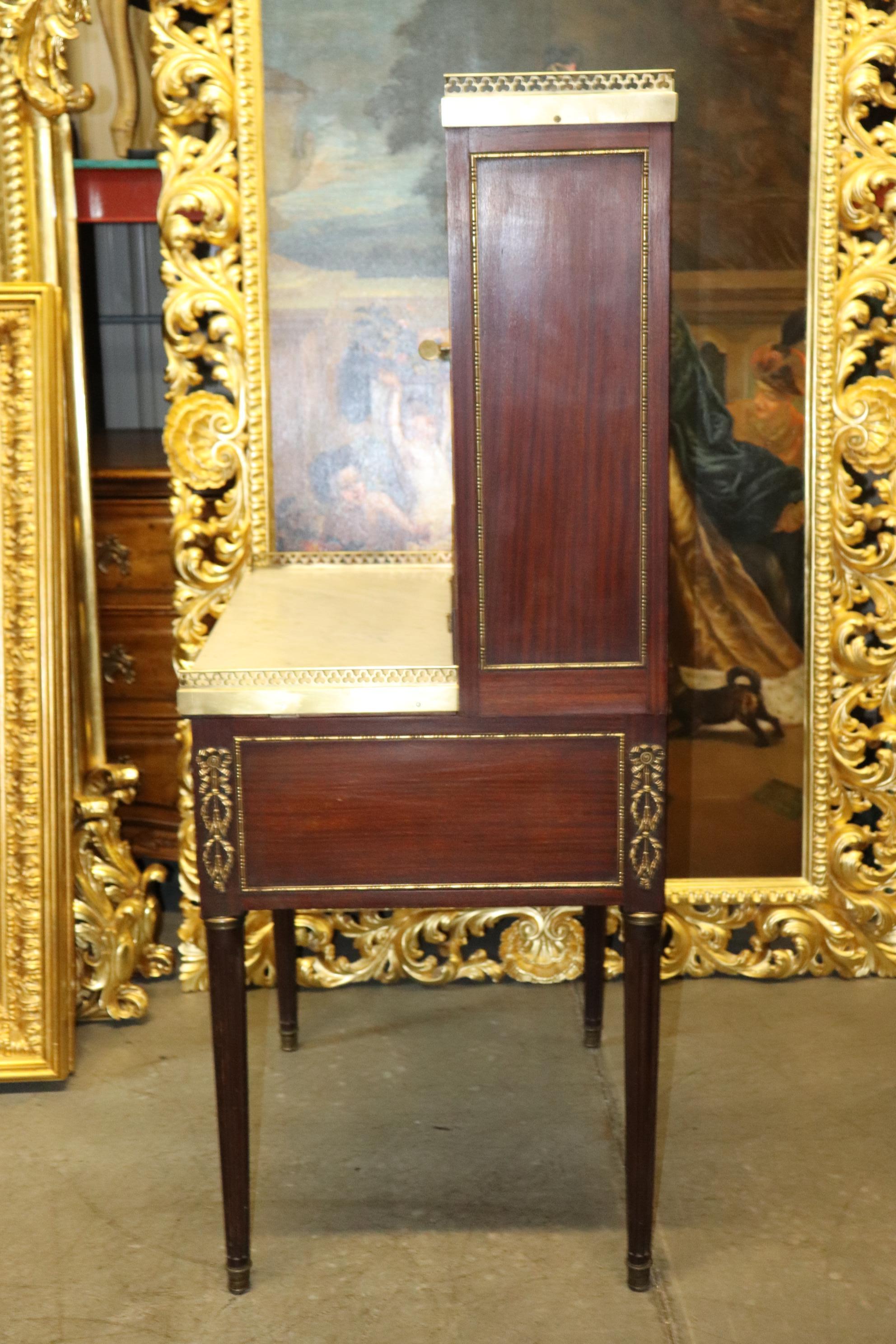 Francese Libreria da scrivania in mogano francese di alta qualità con montaggio in bronzo in vendita