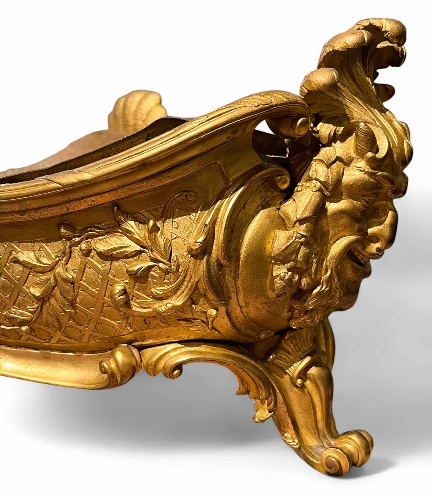 Neoclassico Centrotavola neoclassico francese in bronzo dorato di alta qualità in vendita