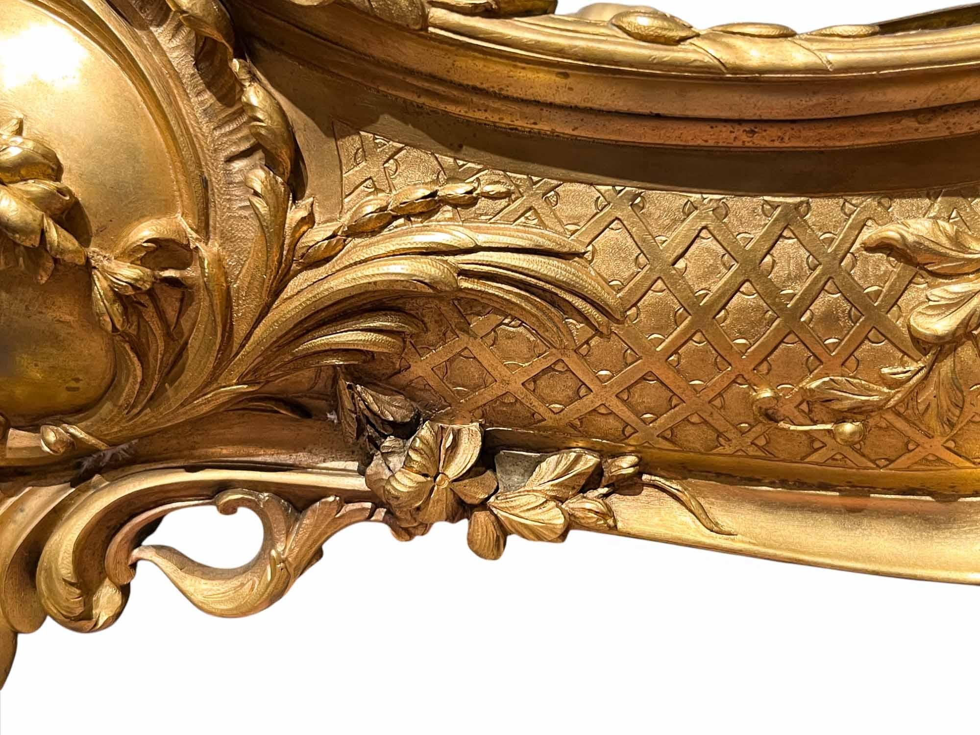 Calco Centrotavola neoclassico francese in bronzo dorato di alta qualità in vendita