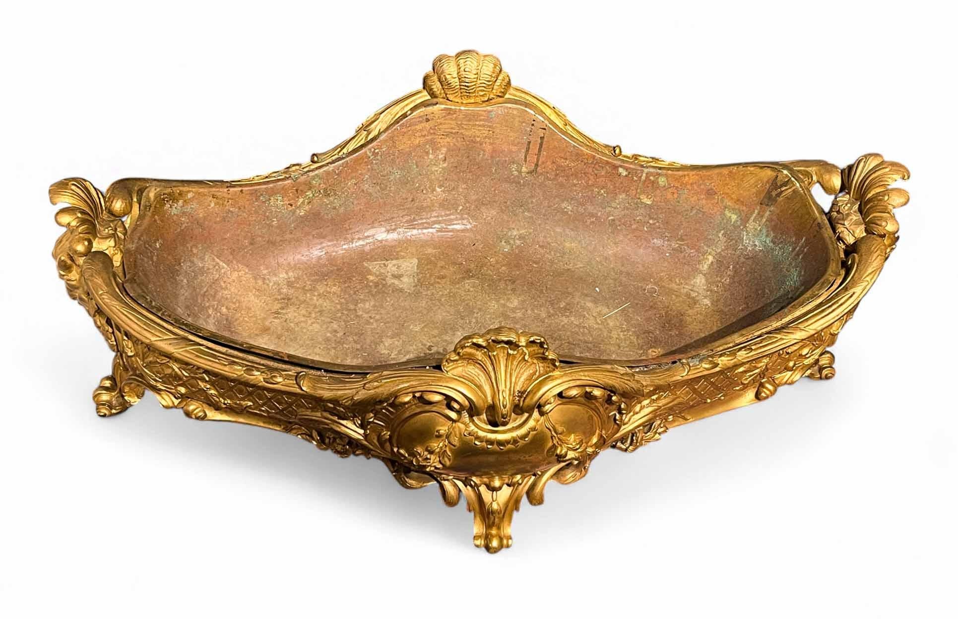 Centrotavola neoclassico francese in bronzo dorato di alta qualità In condizioni buone in vendita a New York, NY