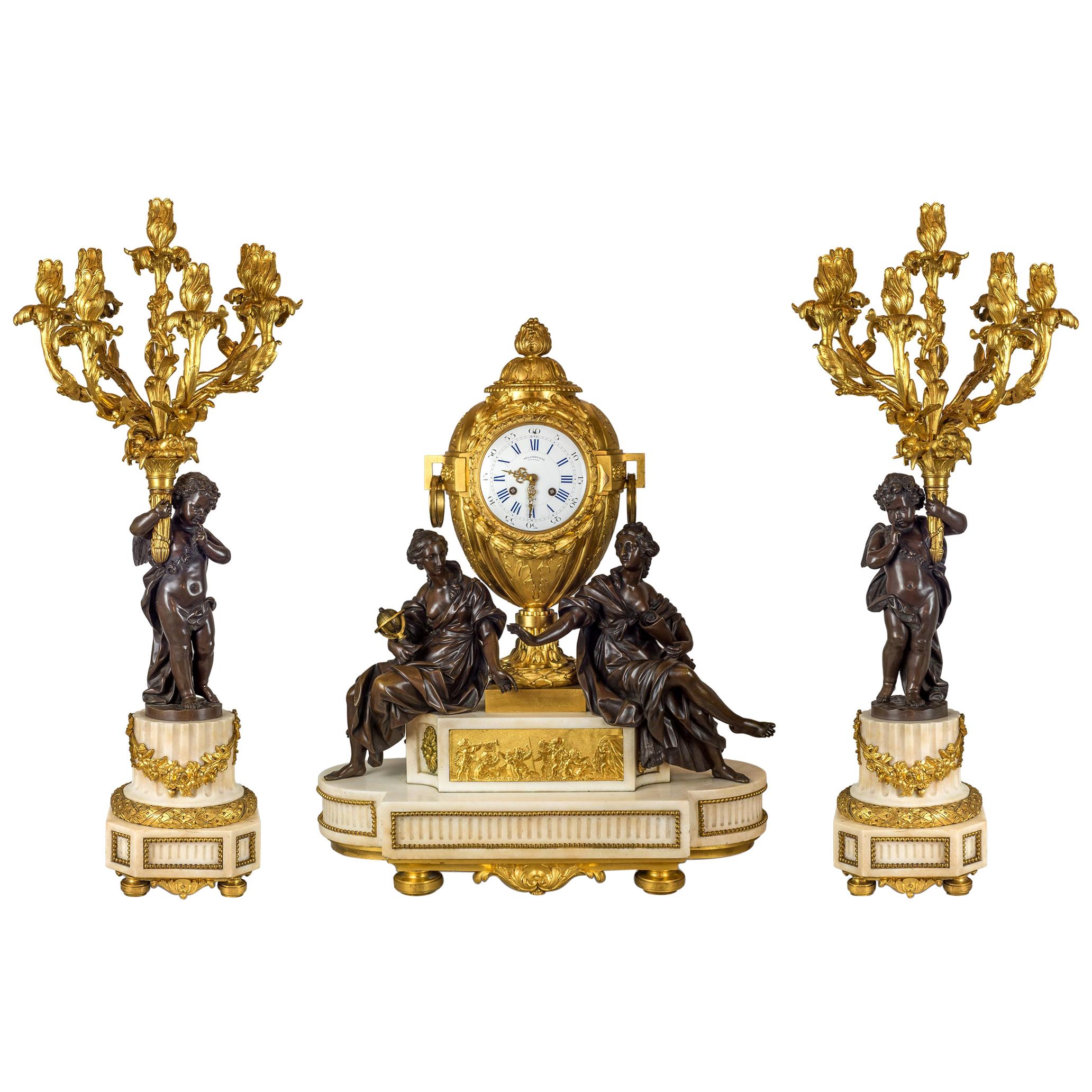 Reloj Francés de Ormolu y Mármol Blanco de Alta Calidad en venta