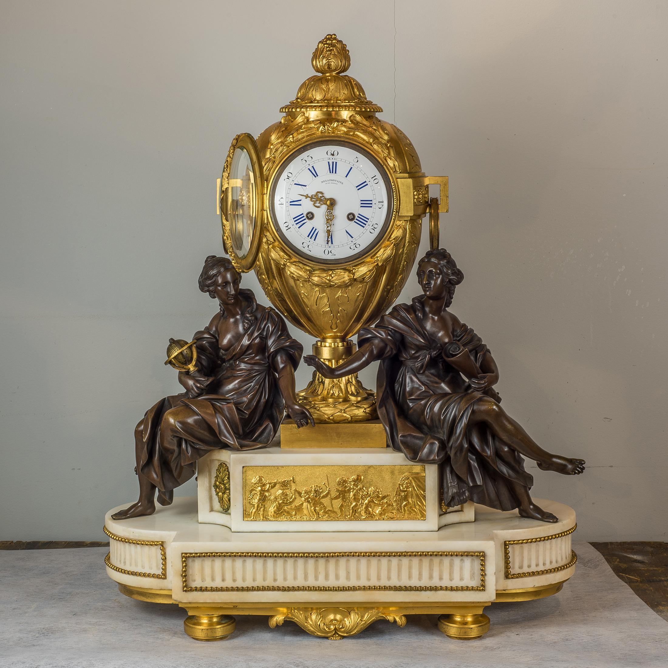 Français Ensemble d'horloges en bronze doré et marbre blanc de qualité supérieure, France en vente