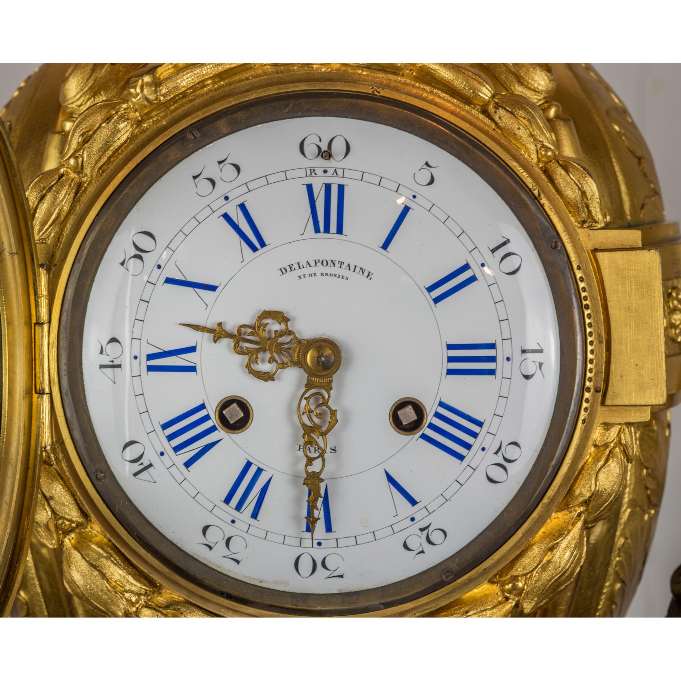 Doré Ensemble d'horloges en bronze doré et marbre blanc de qualité supérieure, France en vente