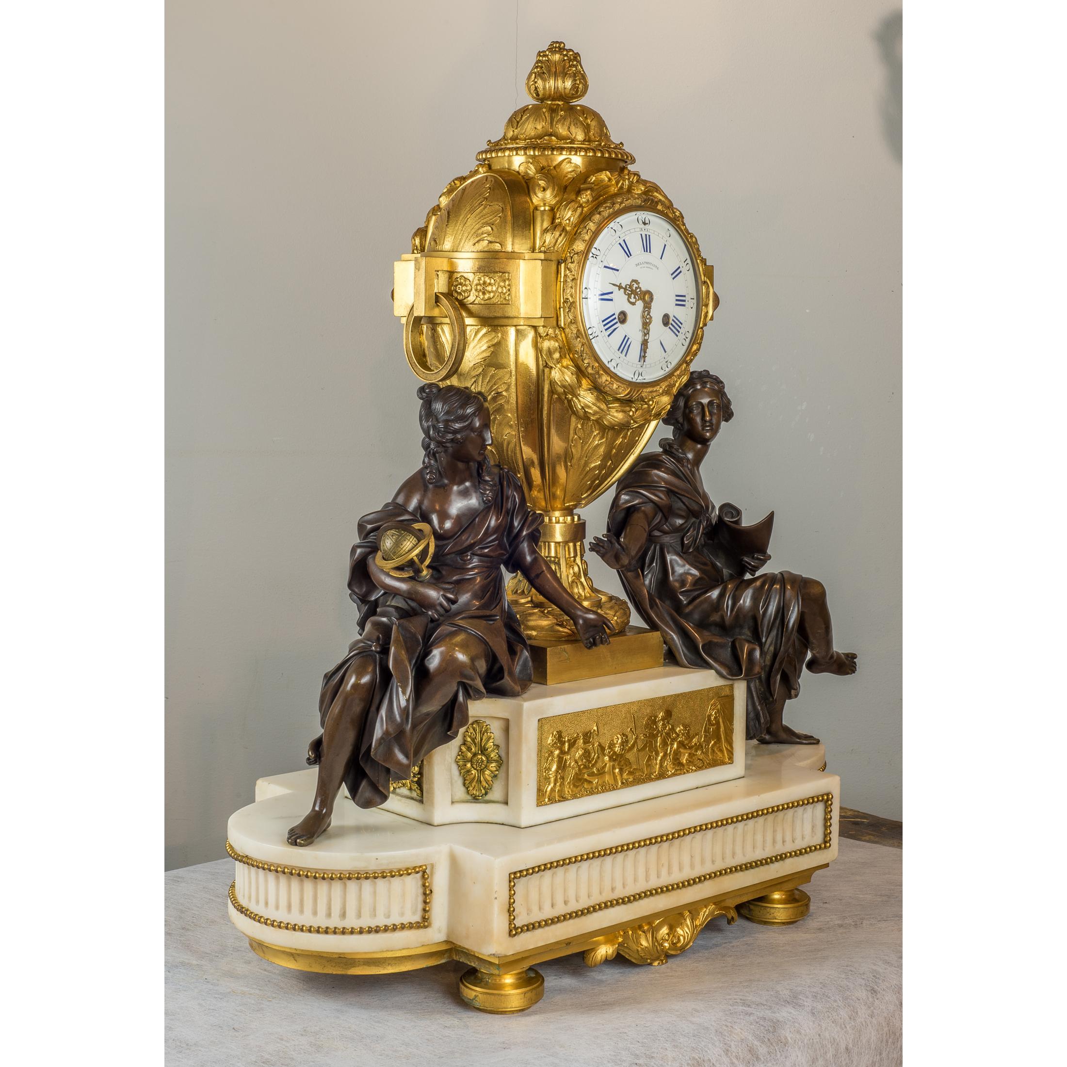 Ensemble d'horloges en bronze doré et marbre blanc de qualité supérieure, France Bon état - En vente à New York, NY