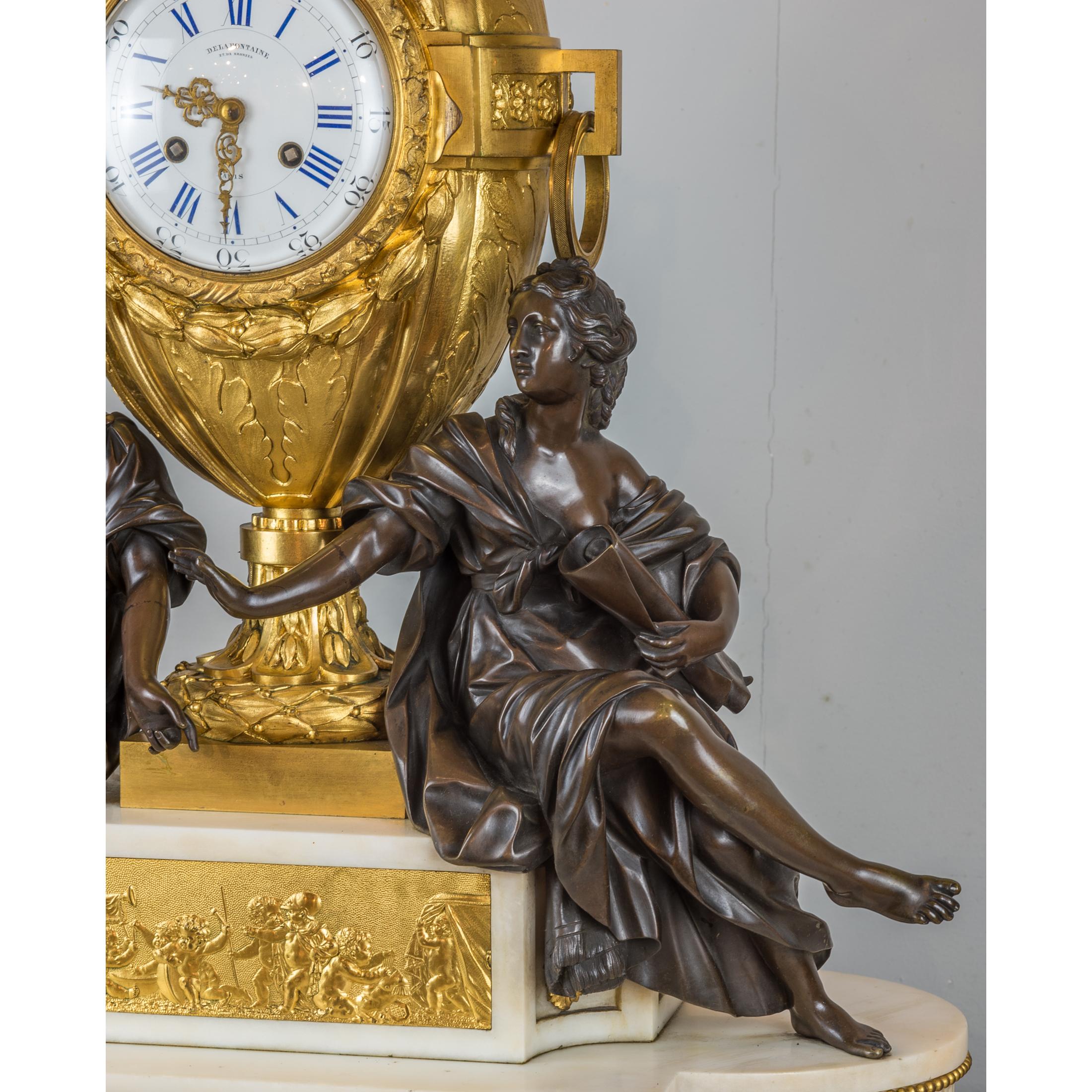 Ensemble d'horloges en bronze doré et marbre blanc de qualité supérieure, France en vente 1