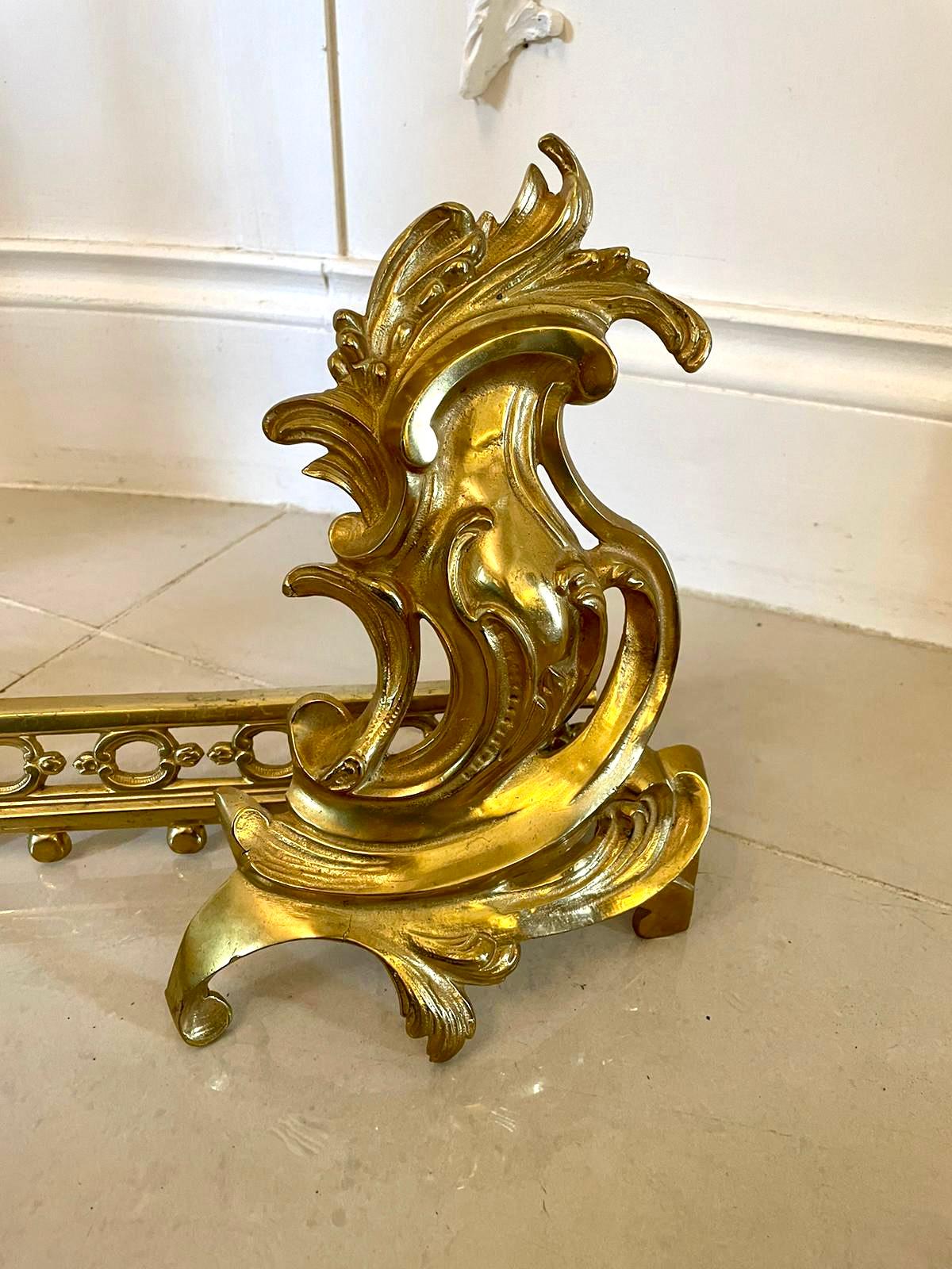 Fine quality french ornate gilded brass extending fender having stunning ornate gilded brass ends with scrolls and a gilded brass extending front with a beautiful ornate centre.

In delightful original condition.

Measures: H 25cm
W 82cm 
D