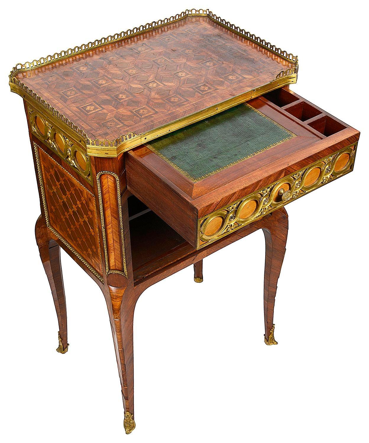 Armadietto/tavolino intarsiato in stile Luigi XIV francese della fine del XIX secolo, di ottima qualità. Con una galleria in ottone a tre quarti. Il piano e i lati presentano una splendida decorazione in parquet, montature in ormolu dorato, un unico