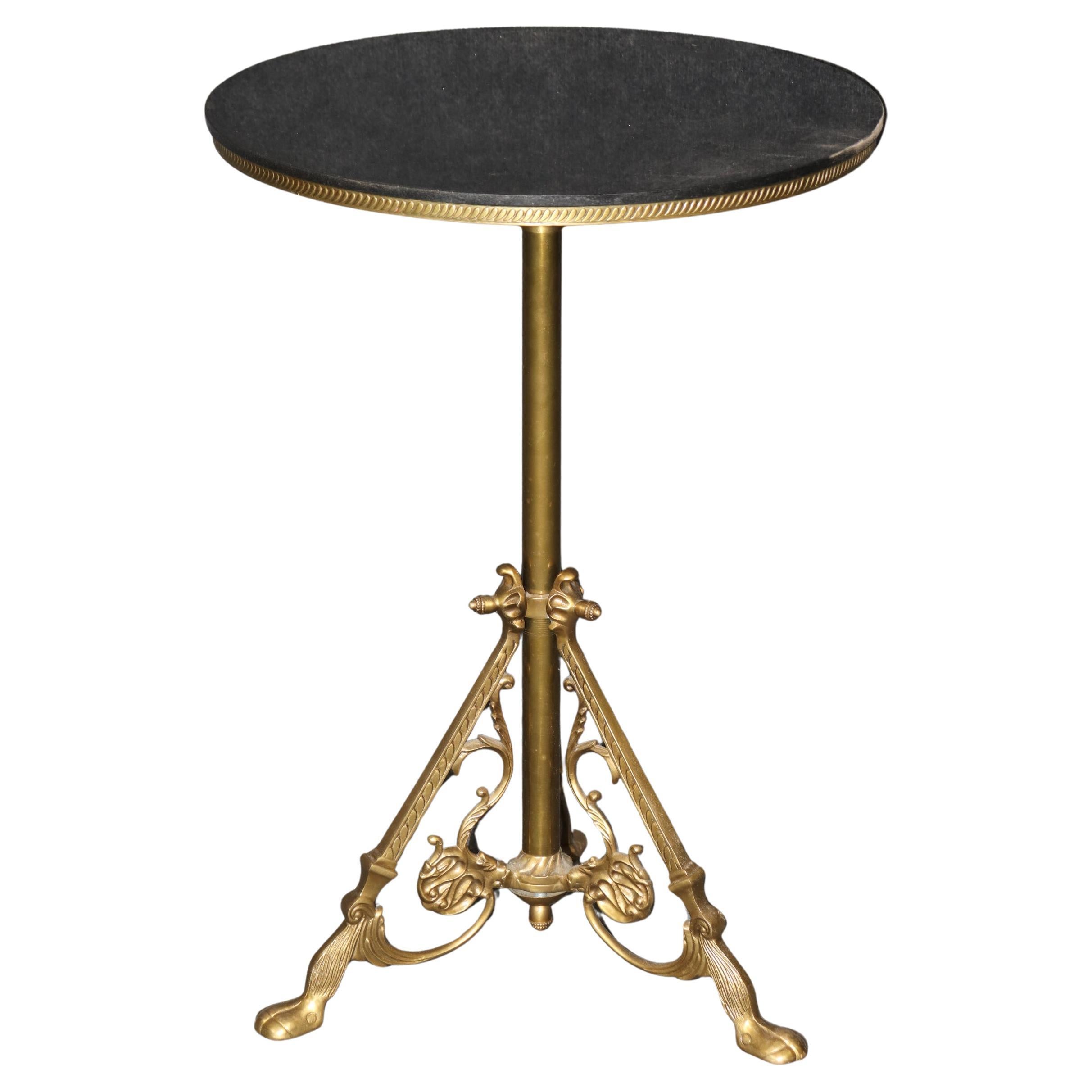 Table d'appoint de style Régence française avec plateau en marbre et pieds en bronze