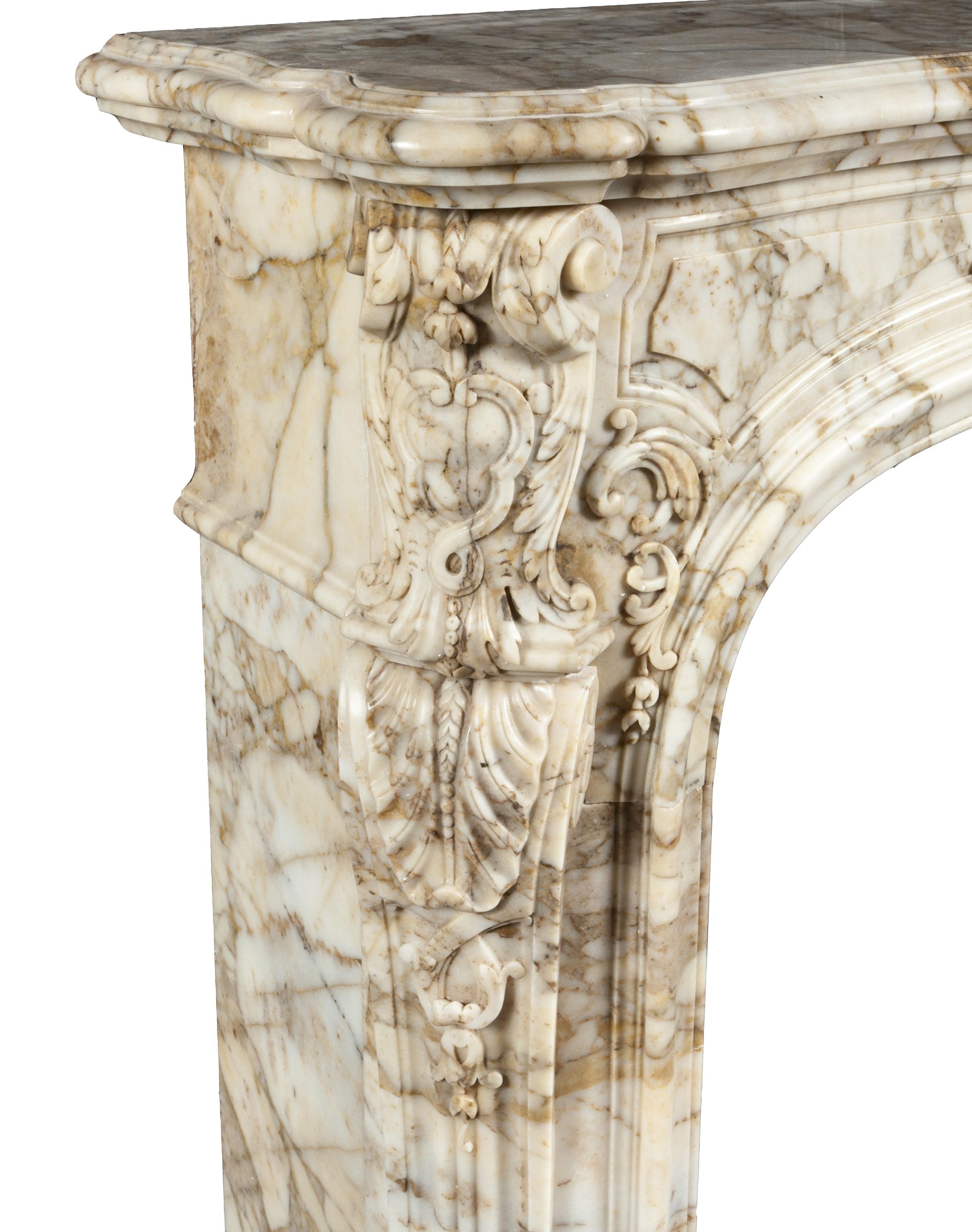 XVIIIe siècle et antérieur Petite cheminée en marbre de style Régence française de qualité supérieure en vente
