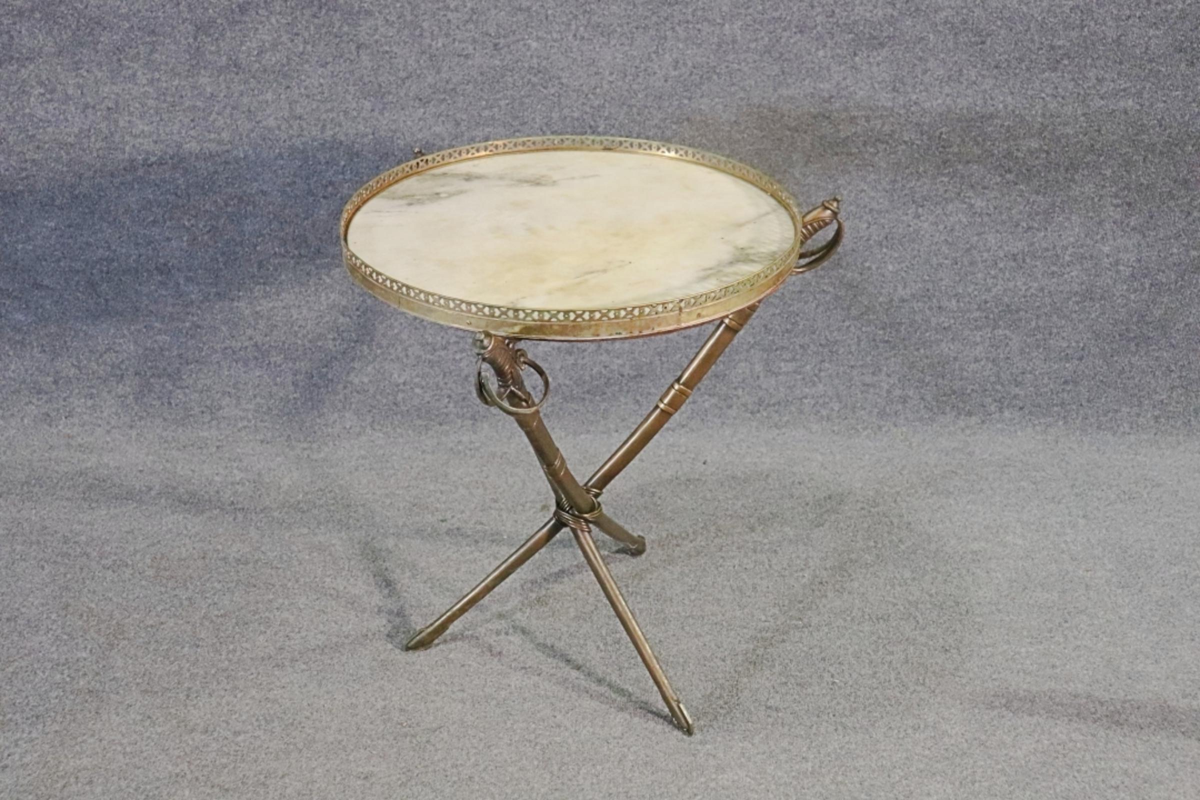 Schwert Messing Basis mit Marmorplatte Gueridon Tisch. Galerie-Einfassung aus Messing. Gekreuztes Schwert in Form eines Bronzesockels.


Abmessungen: 28 3/4
