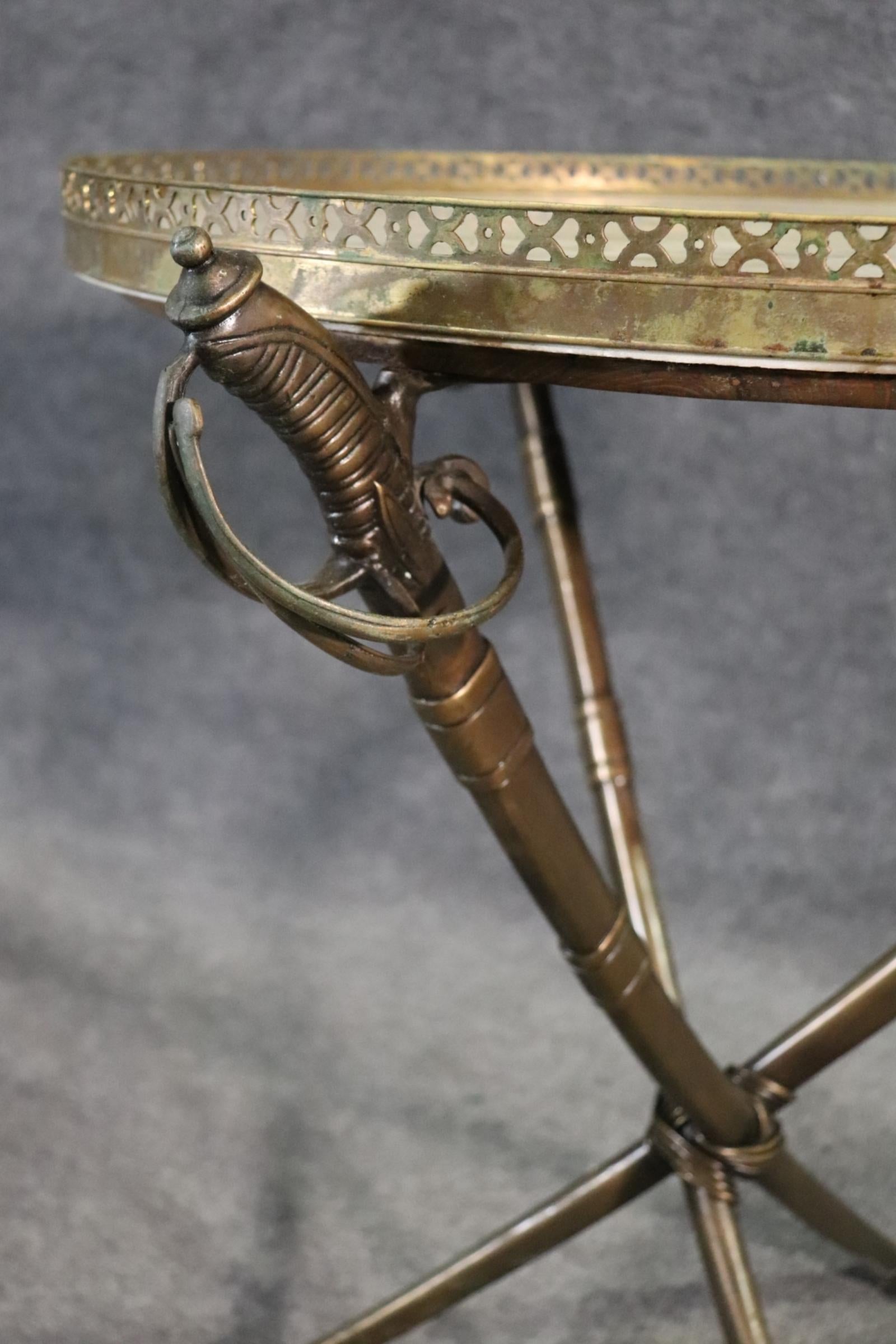 Französisches Schwert und Scabbard-Form in feiner Qualität  Gueridon-Tisch mit Marmorplatte (Directoire) im Angebot