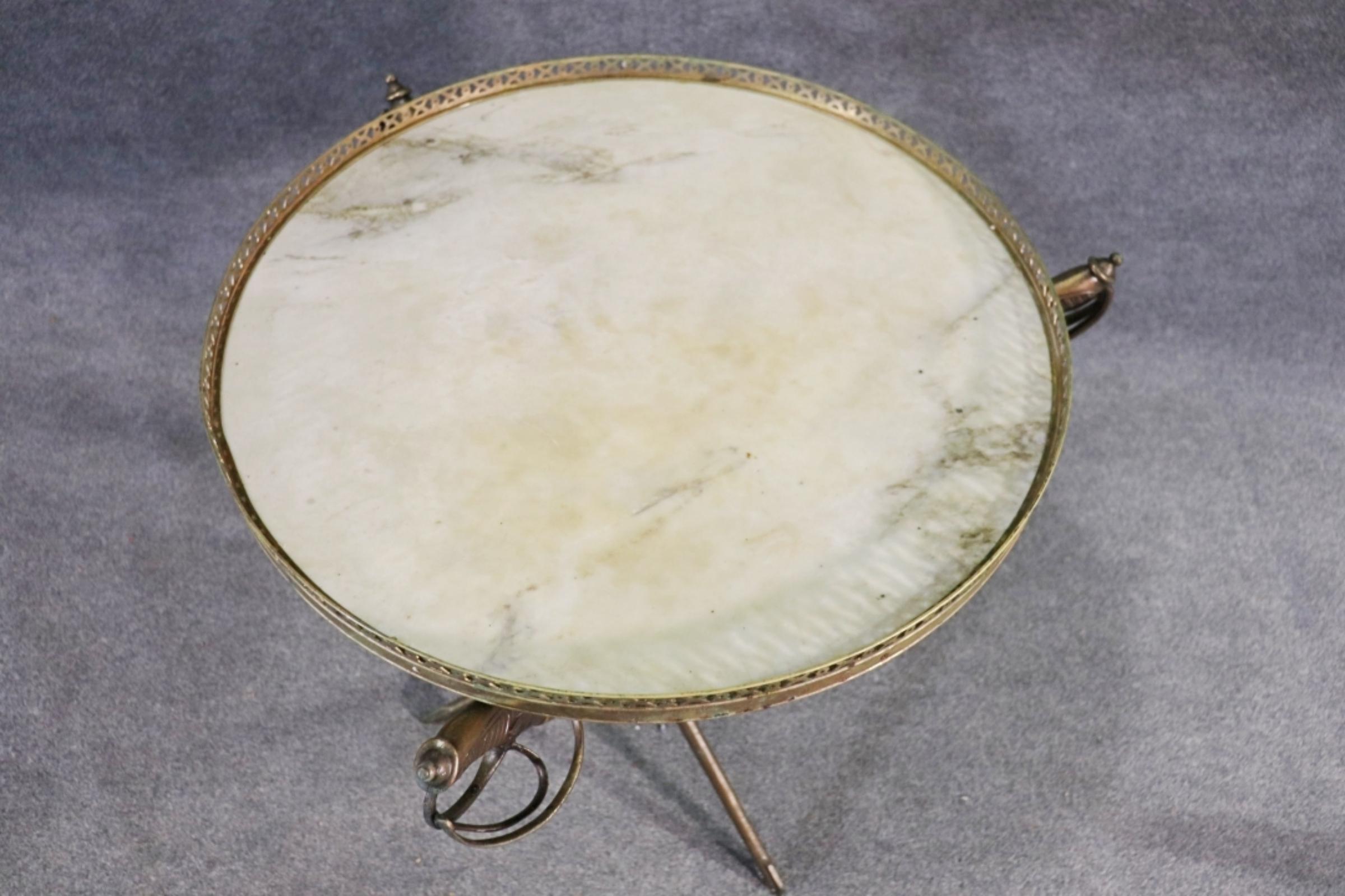 Französisches Schwert und Scabbard-Form in feiner Qualität  Gueridon-Tisch mit Marmorplatte im Zustand „Gut“ im Angebot in Swedesboro, NJ