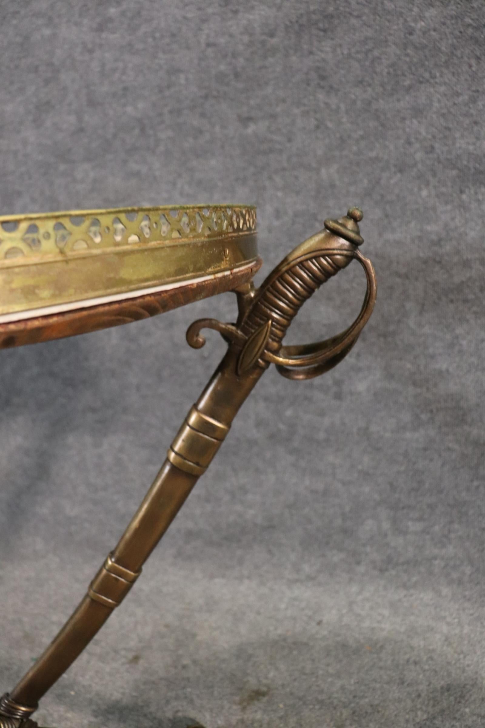 Französisches Schwert und Scabbard-Form in feiner Qualität  Gueridon-Tisch mit Marmorplatte (Mitte des 20. Jahrhunderts) im Angebot