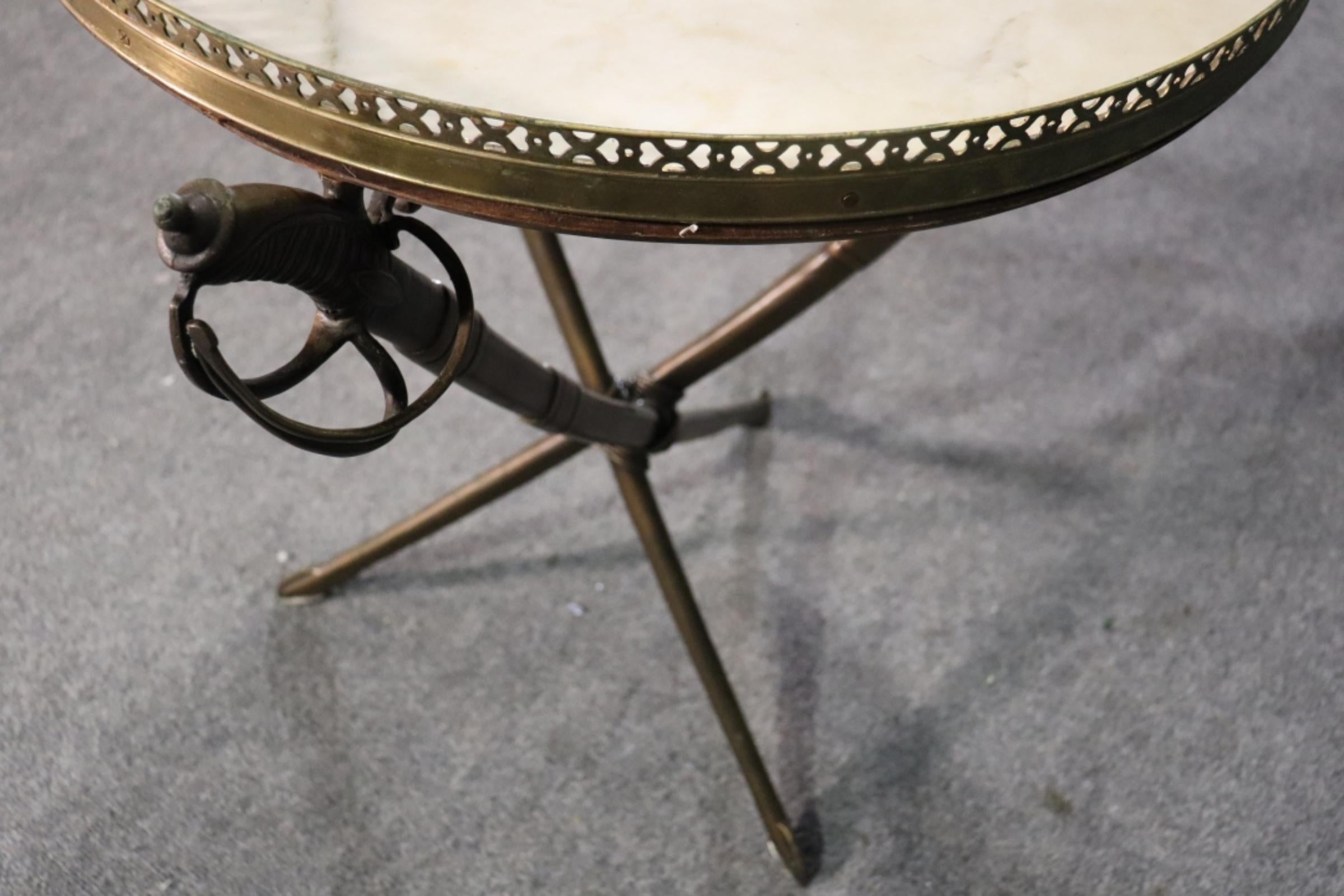 Französisches Schwert und Scabbard-Form in feiner Qualität  Gueridon-Tisch mit Marmorplatte im Angebot 1