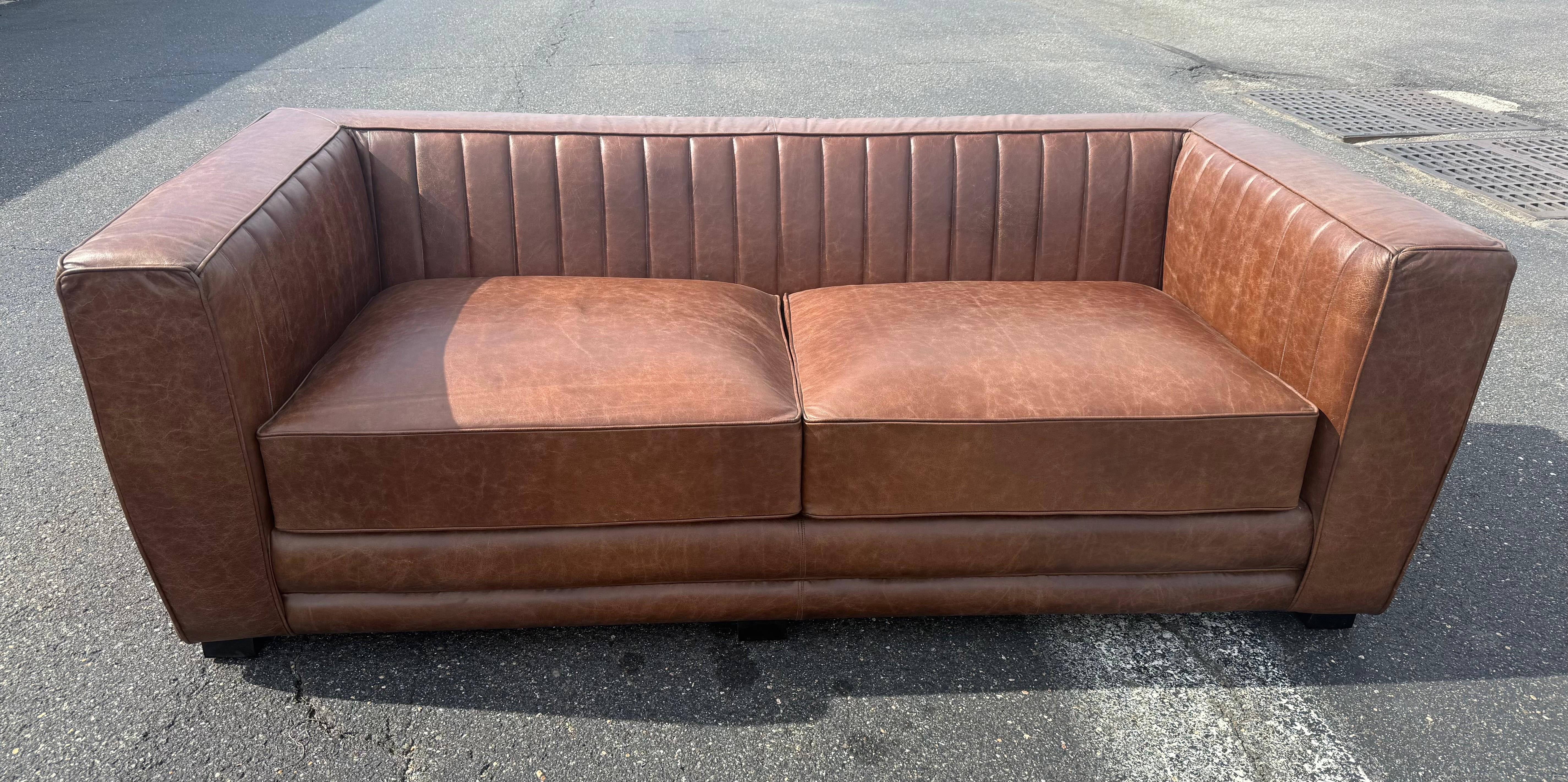 

**Divano in stile Rourke attribuito da Restoration Hardware - Pelle marrone invecchiata, influenza Art Deco francese**  

Eleva i tuoi interni con questo eccezionale **divano in stile Rourke attribuito a Restoration Hardware**, un pezzo