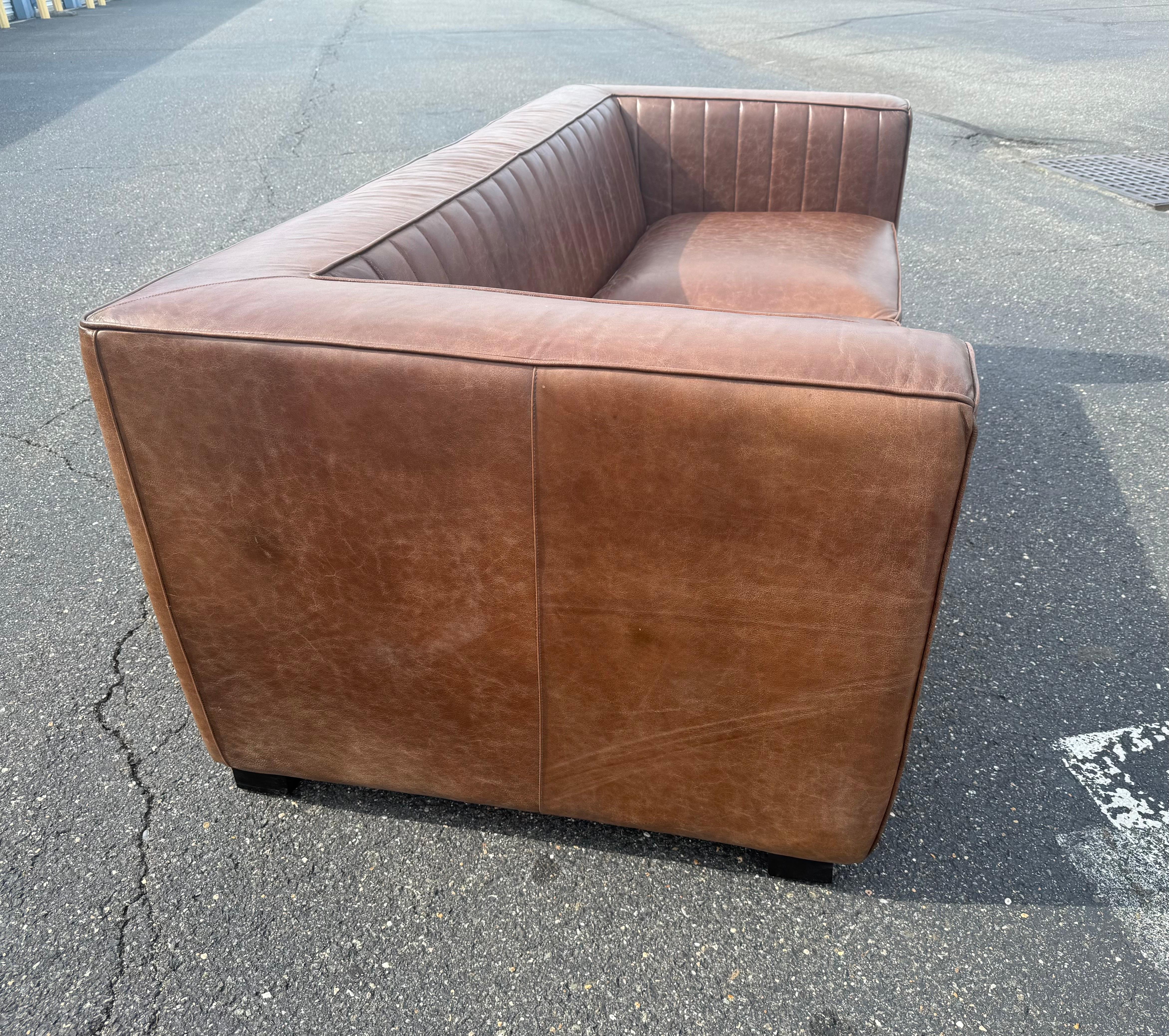 XXI secolo e contemporaneo Divano in stile Art Deco francese in stile Rourke di ottima qualità e in vera pelle in vendita