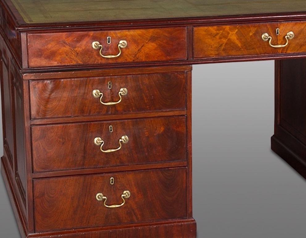 Fine Quality George III Mahogany Partners Desk of Impressive Proportions In Good Condition For Sale In New York, NY