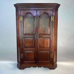 Fine quality Georgian Mahogany Corner Cupboard