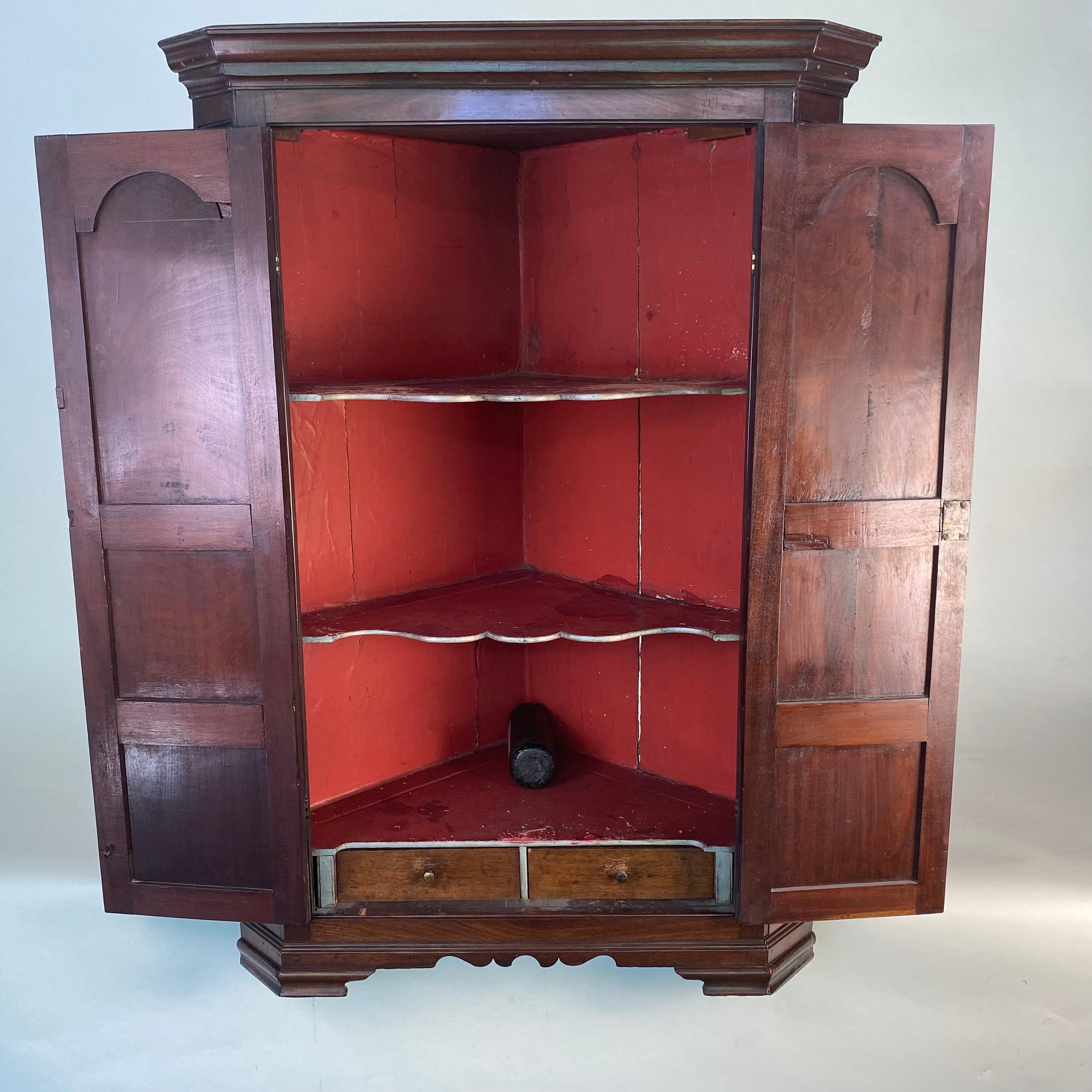 18th Century Fine quality Georgian Mahogany Corner Cupboard For Sale