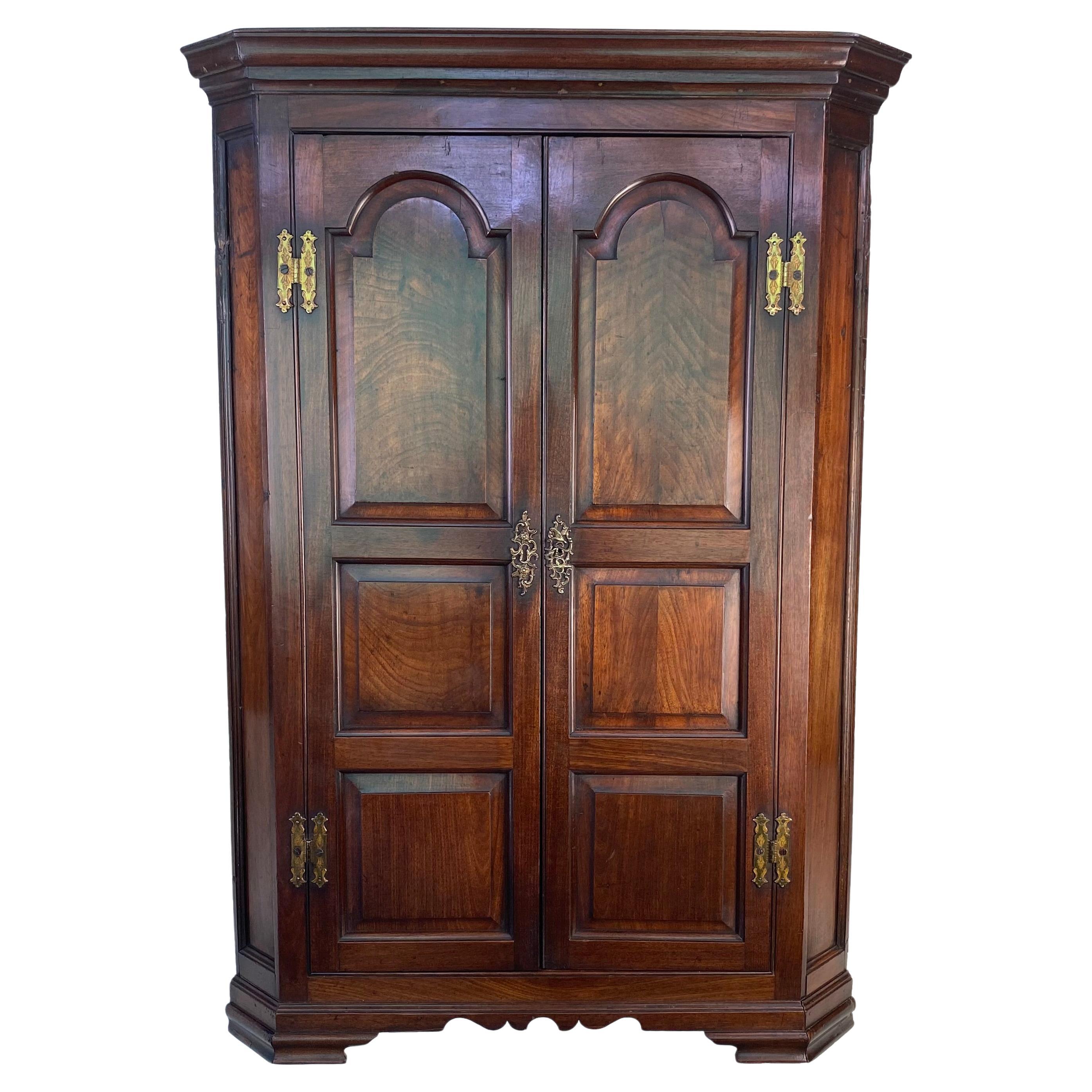 Armoire d'angle géorgienne en acajou de belle qualité