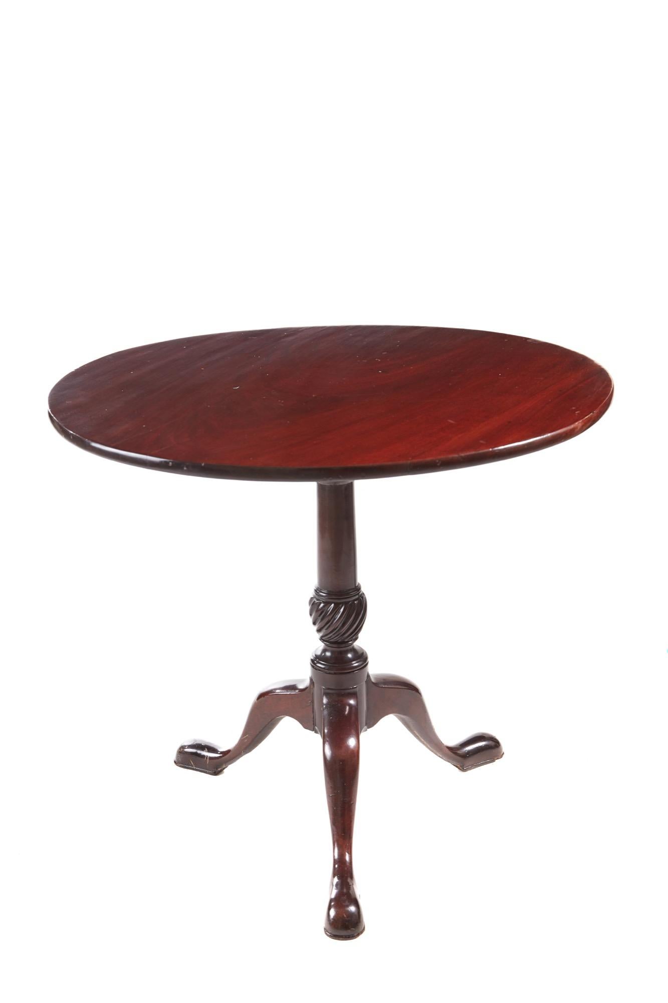 Fine quality antique 18th century Georgian mahogany tripod table boasting a delightful round Cuban mahogany tilt top. The centre column is turned with an elegantly carved reeded vase shape with three legs jointed in and finishing in a pad