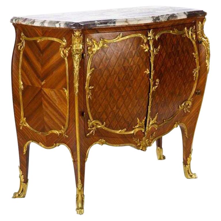 Commodo di qualità con piano in marmo montato in bronzo dorato di François Linke