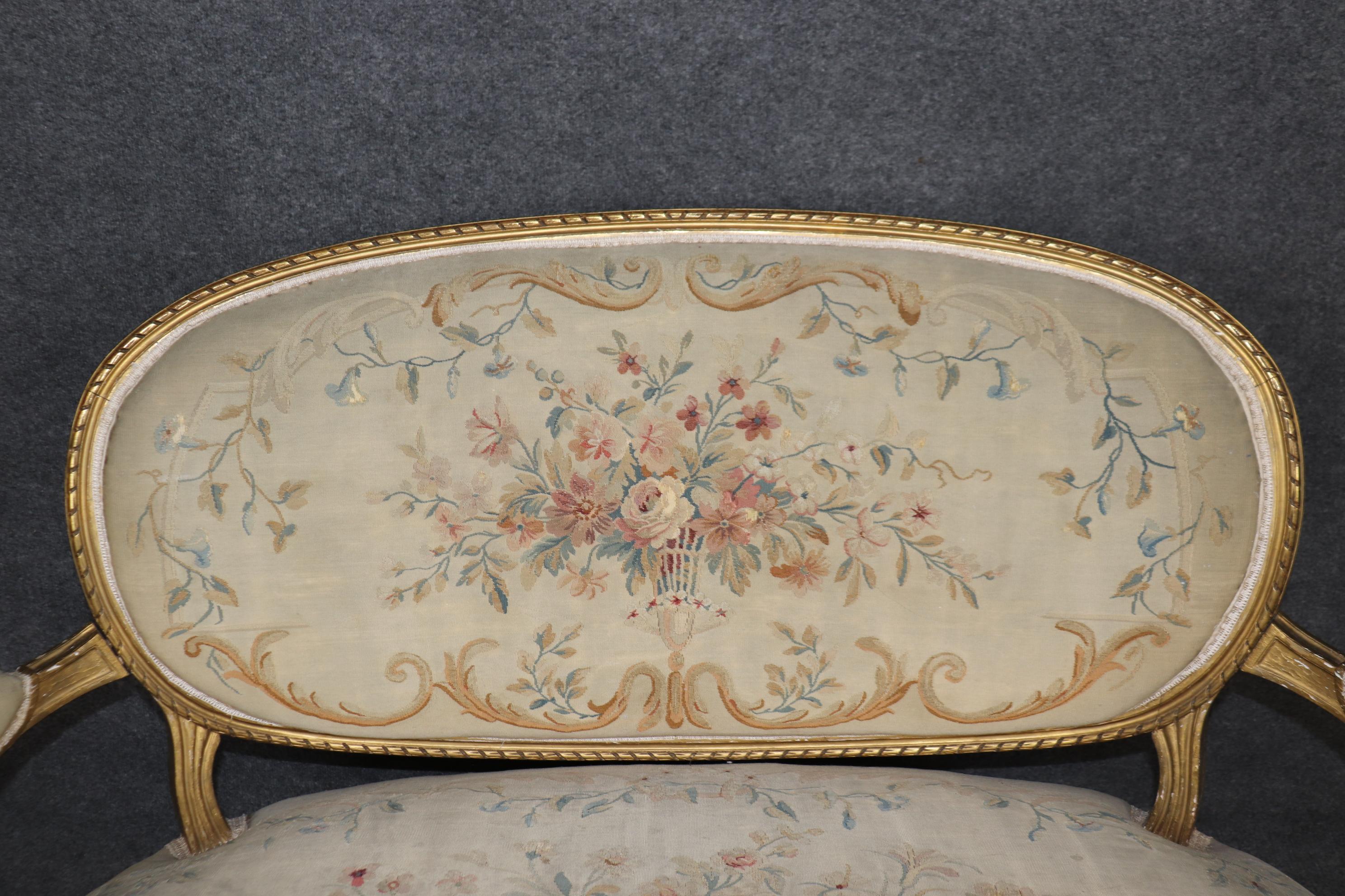 Divanetto francese in stile Luigi XVI imbottito in legno d'orato di alta qualità. in vendita 4