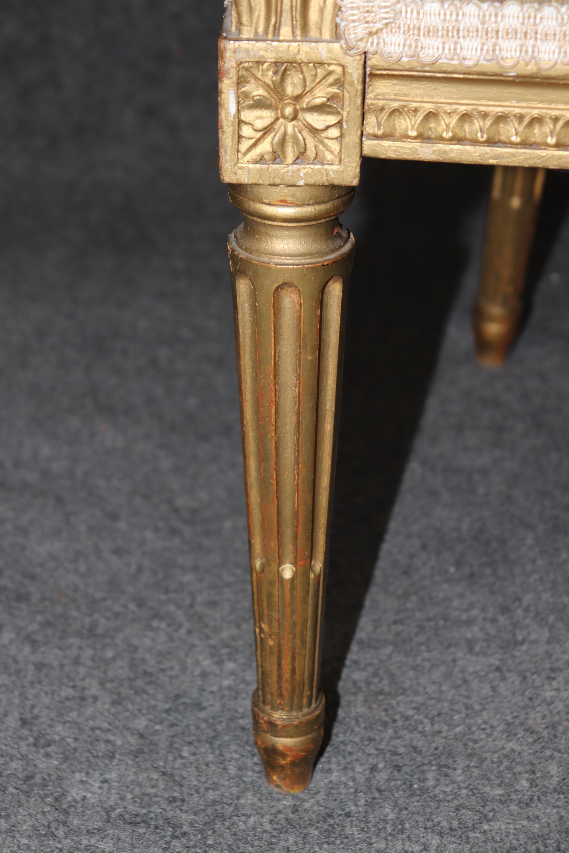 Faggio Divanetto francese in stile Luigi XVI imbottito in legno d'orato di alta qualità. in vendita