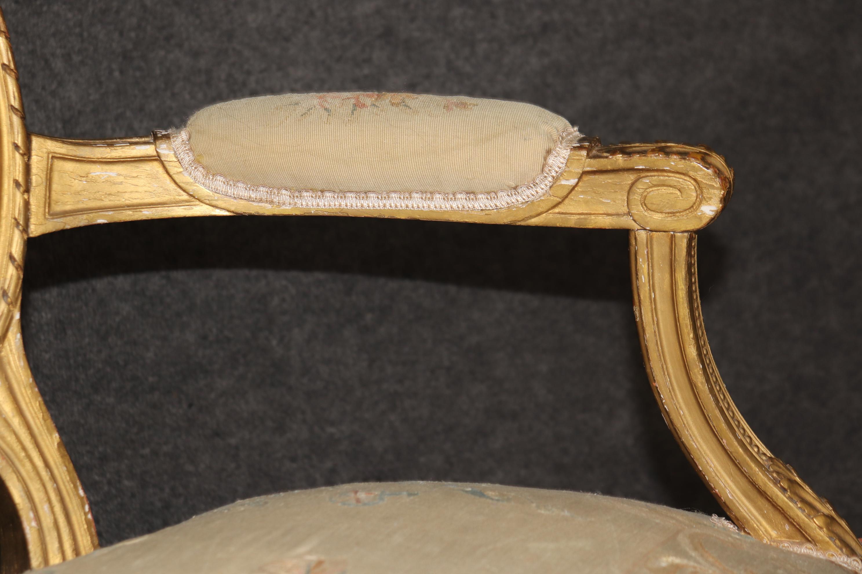 Divanetto francese in stile Luigi XVI imbottito in legno d'orato di alta qualità. in vendita 1