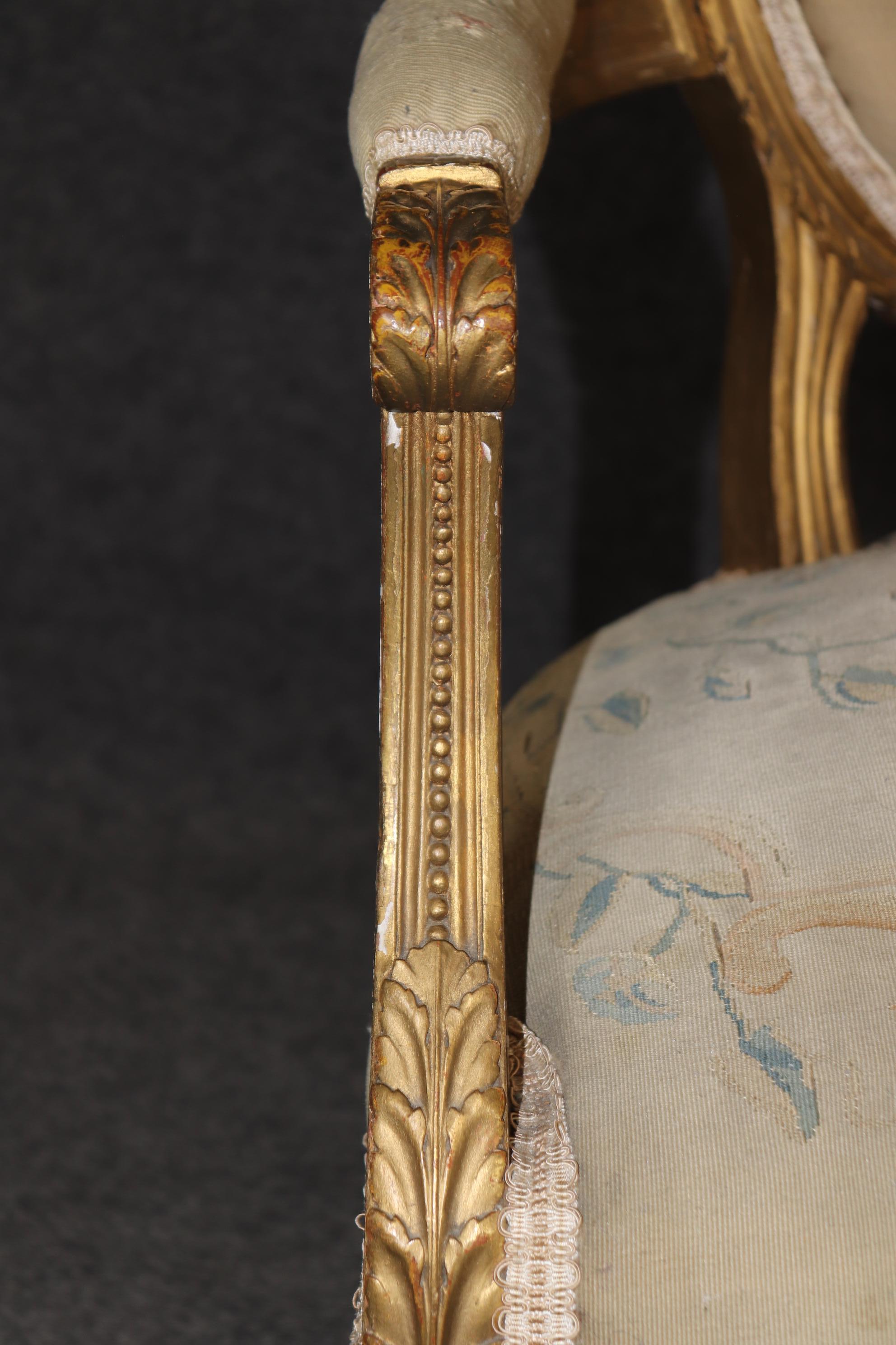 Divanetto francese in stile Luigi XVI imbottito in legno d'orato di alta qualità. in vendita 2