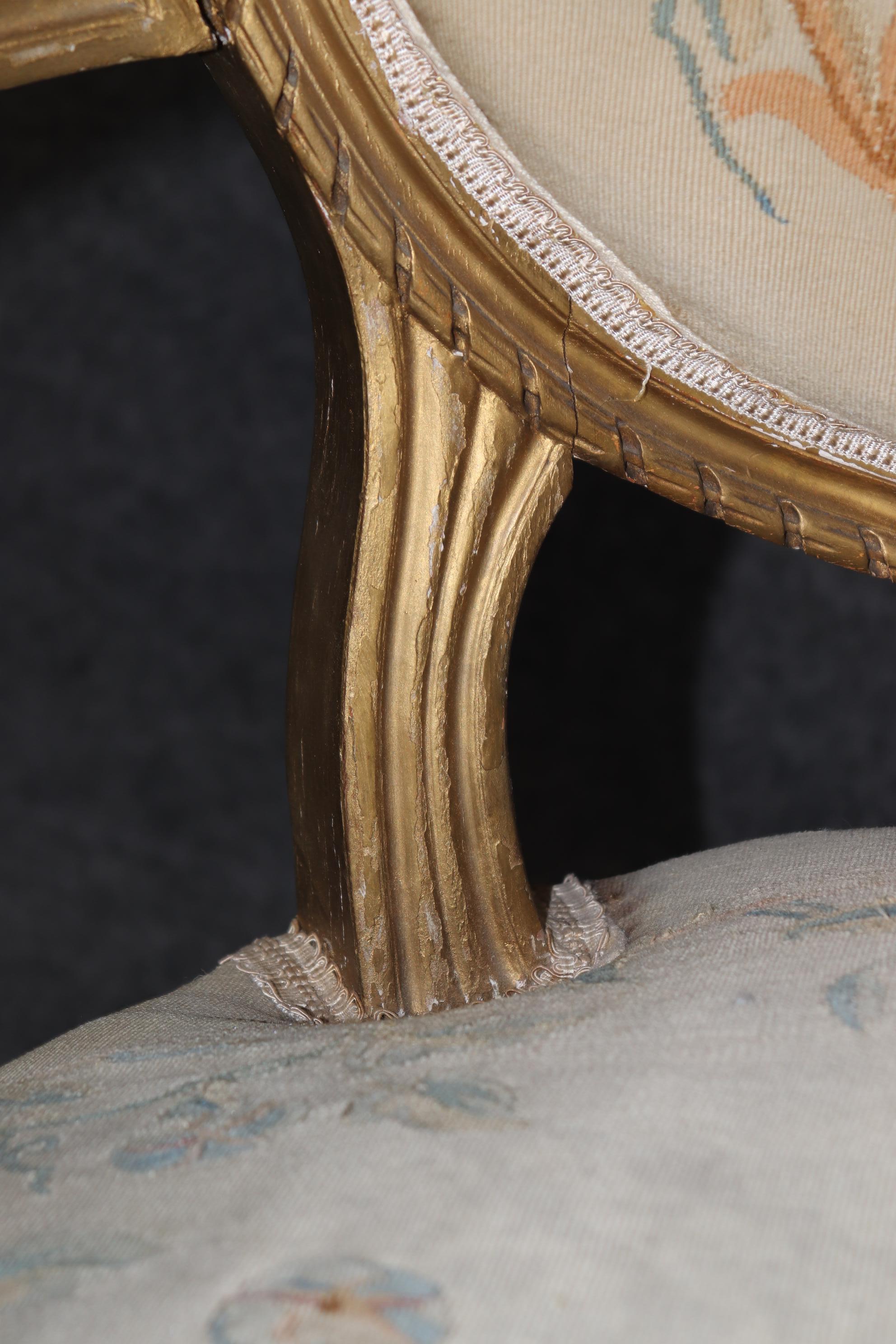 Divanetto francese in stile Luigi XVI imbottito in legno d'orato di alta qualità. in vendita 3