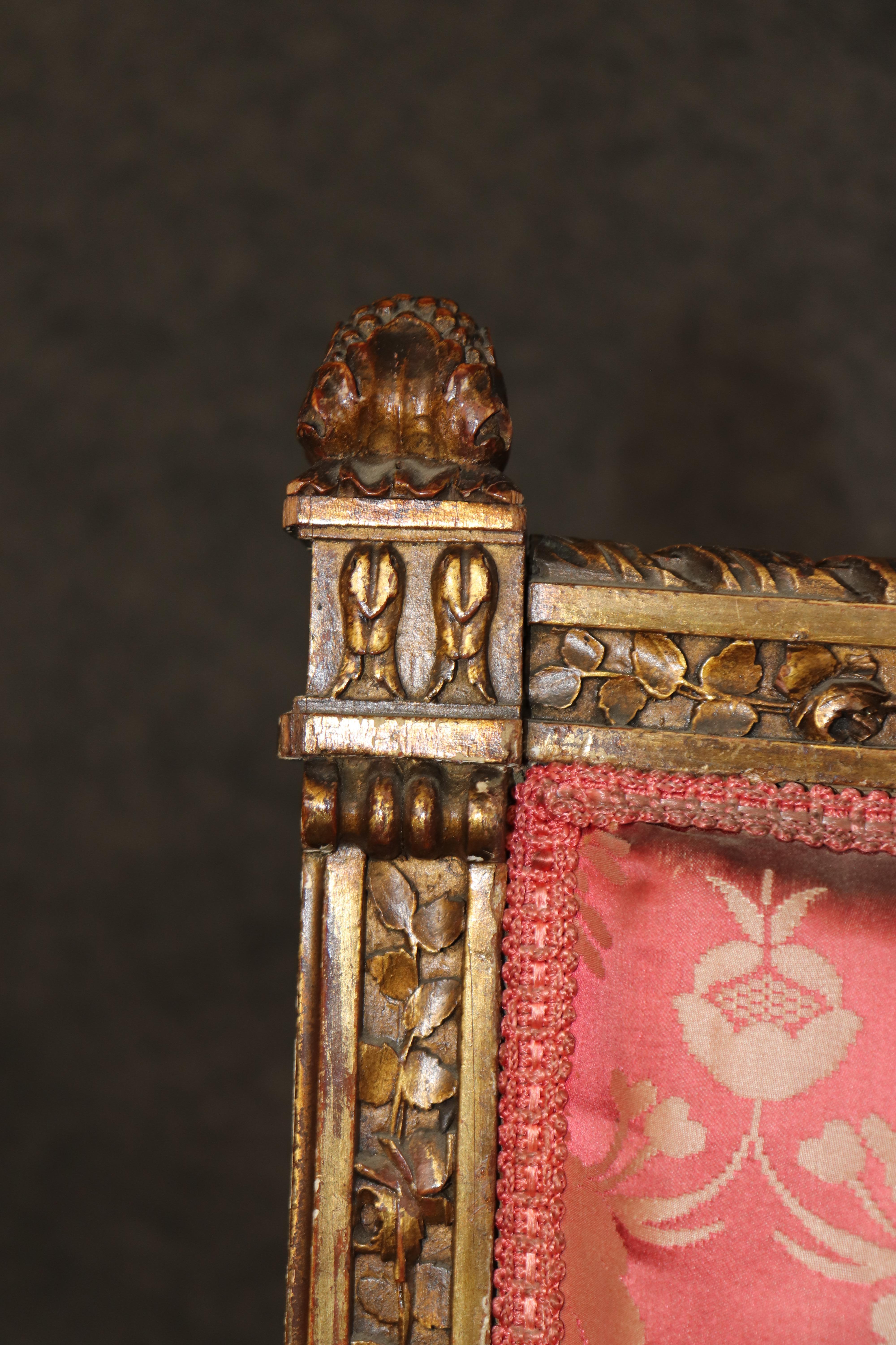 Coppia di poltrone in legno dorato di alta qualità di Antique French Louis XVI in vendita 4