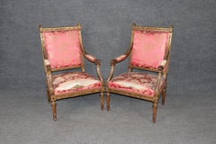 Pareja de sillones franceses antiguos Luis XVI de madera dorada de alta calidad