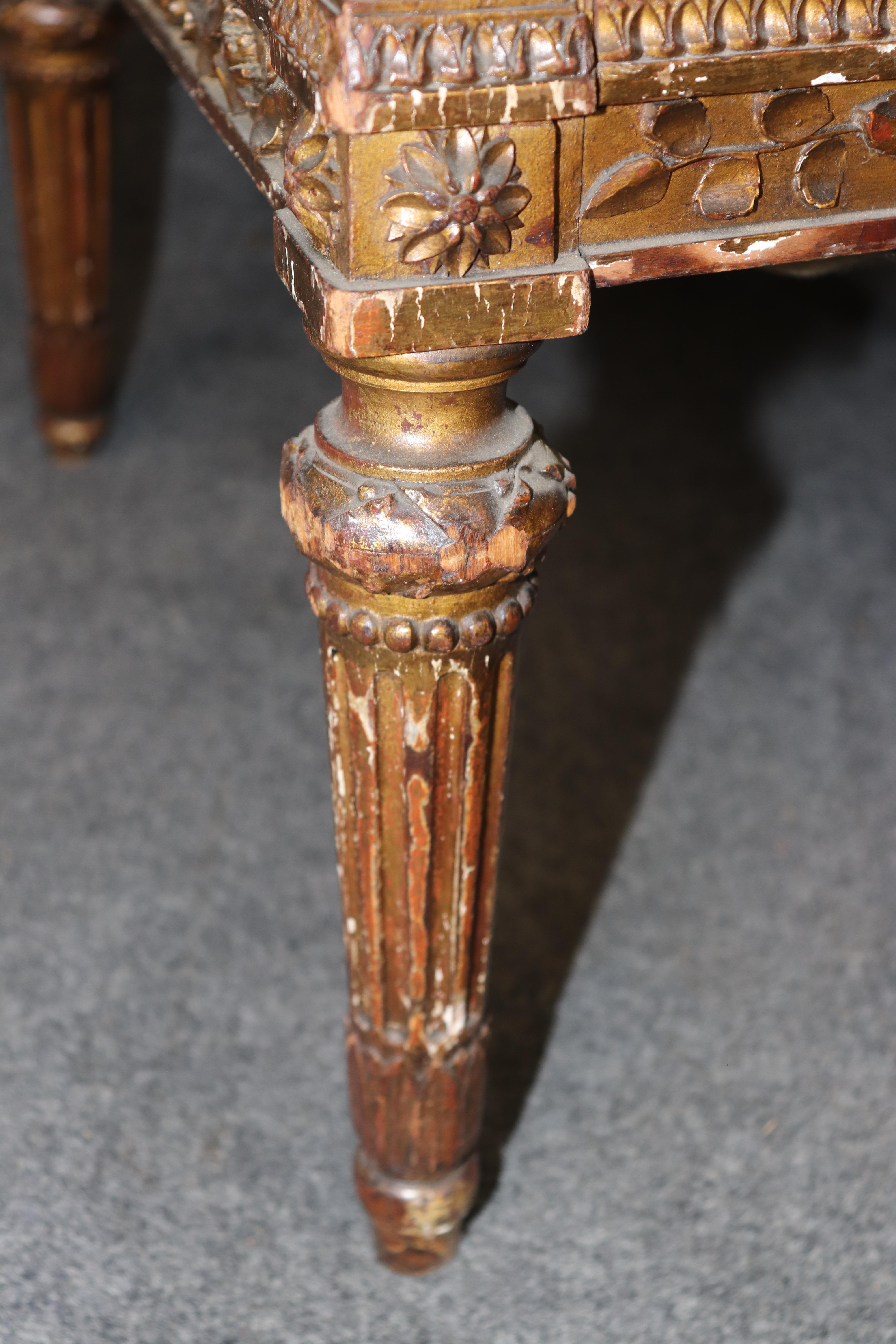 Coppia di poltrone in legno dorato di alta qualità di Antique French Louis XVI in vendita 1