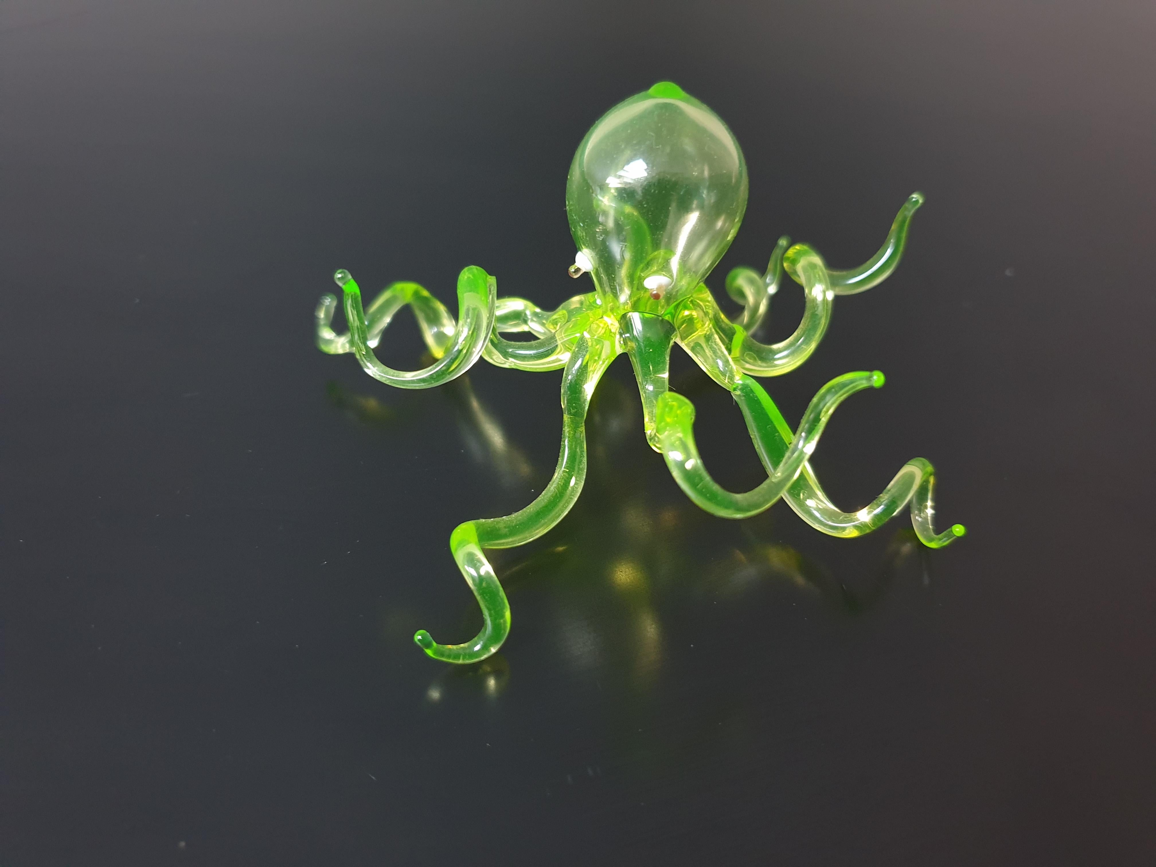 Pulpo de cristal bellamente elaborado por los famosos vidrieros austriacos Bimini.
Bimini Glass fue fundada en Viena en 1923 por Fritz Lampi y Artur y Josef Berger, que eran arquitectos. Bimini fabricaba piezas muy finas en un estilo que a veces se