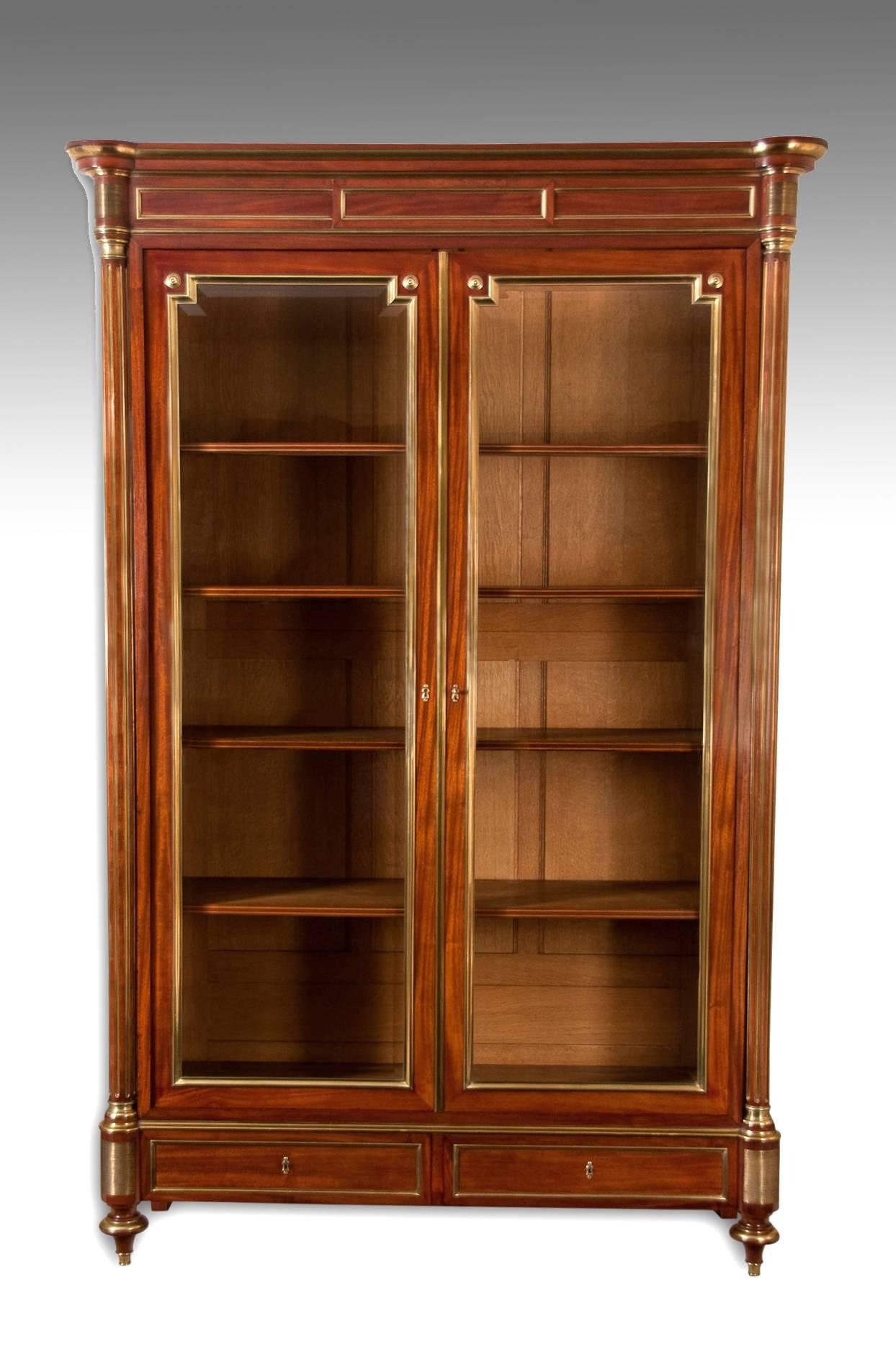 Fine quality Grand Parisian 19th century French mahogany and brass bookcase or vitrine by Robert Dennery Sousman & Robinot of Paris
A very good quality and imposing 19th century French mahogany and brass-mounted bookcase or vitrine circa 1880 by