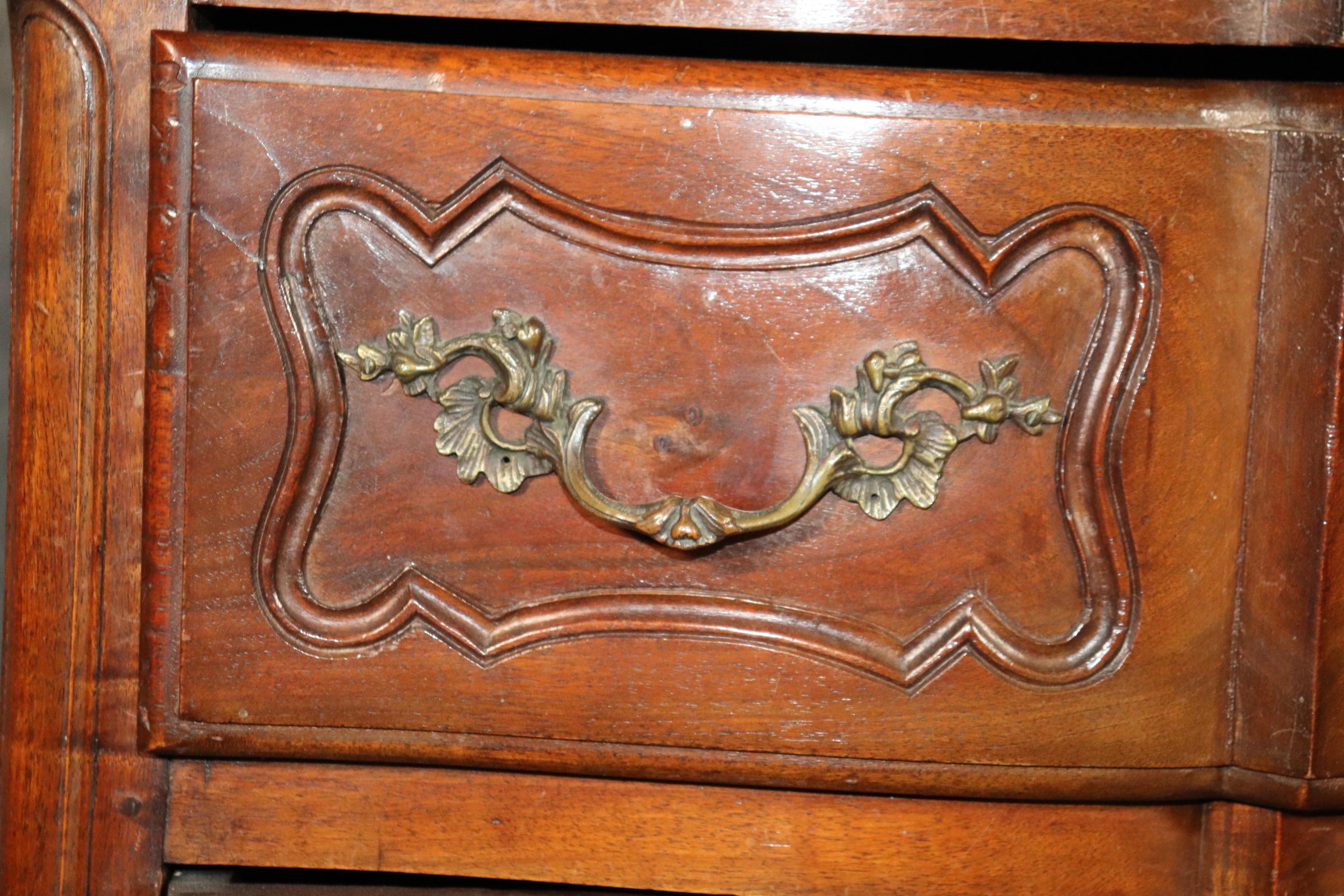 Fine Quality Handmade Carved Walnut French Louis XV Commode, circa 1920 For Sale 7