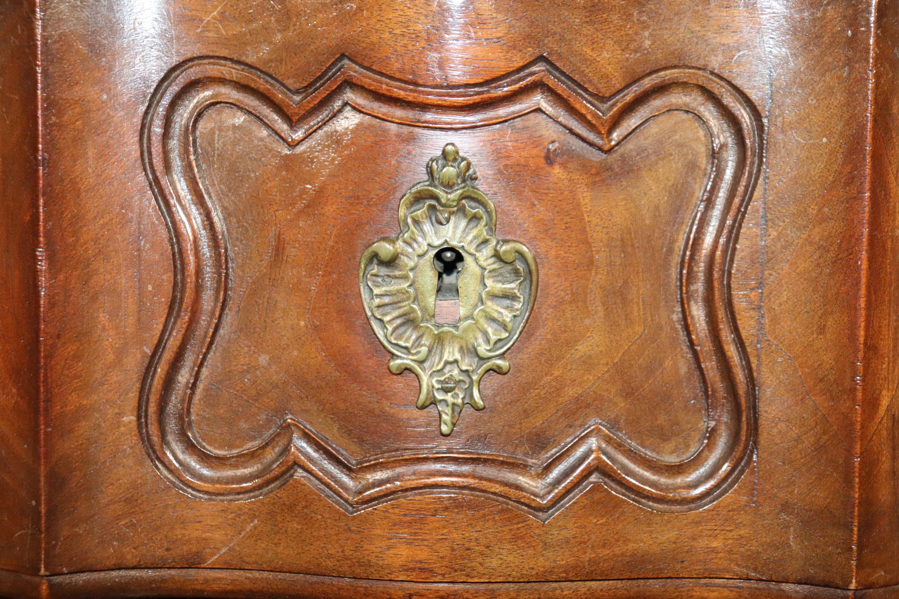 Fine Quality Handmade Carved Walnut French Louis XV Commode, circa 1920 In Good Condition For Sale In Swedesboro, NJ