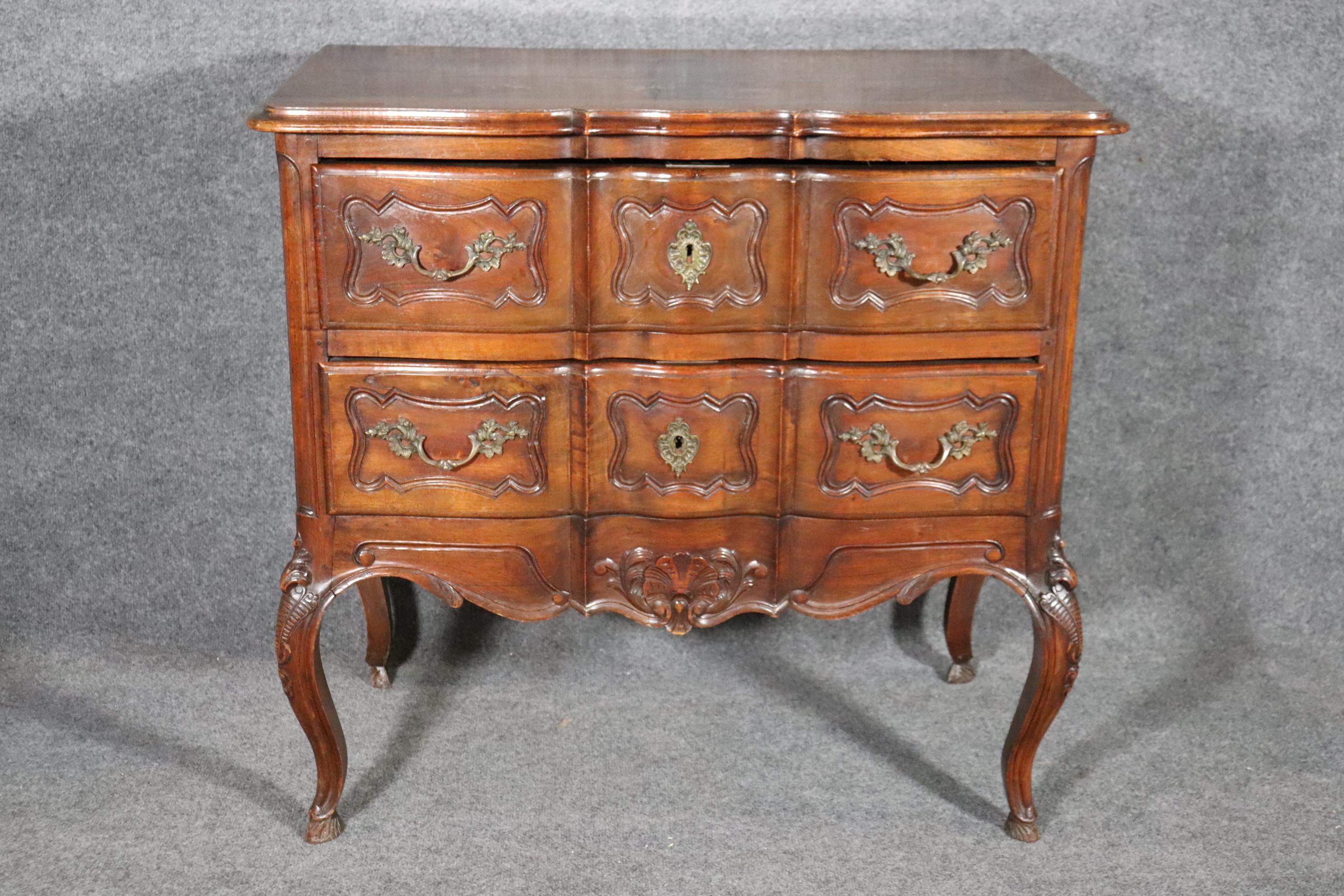 Early 20th Century Fine Quality Handmade Carved Walnut French Louis XV Commode, circa 1920 For Sale