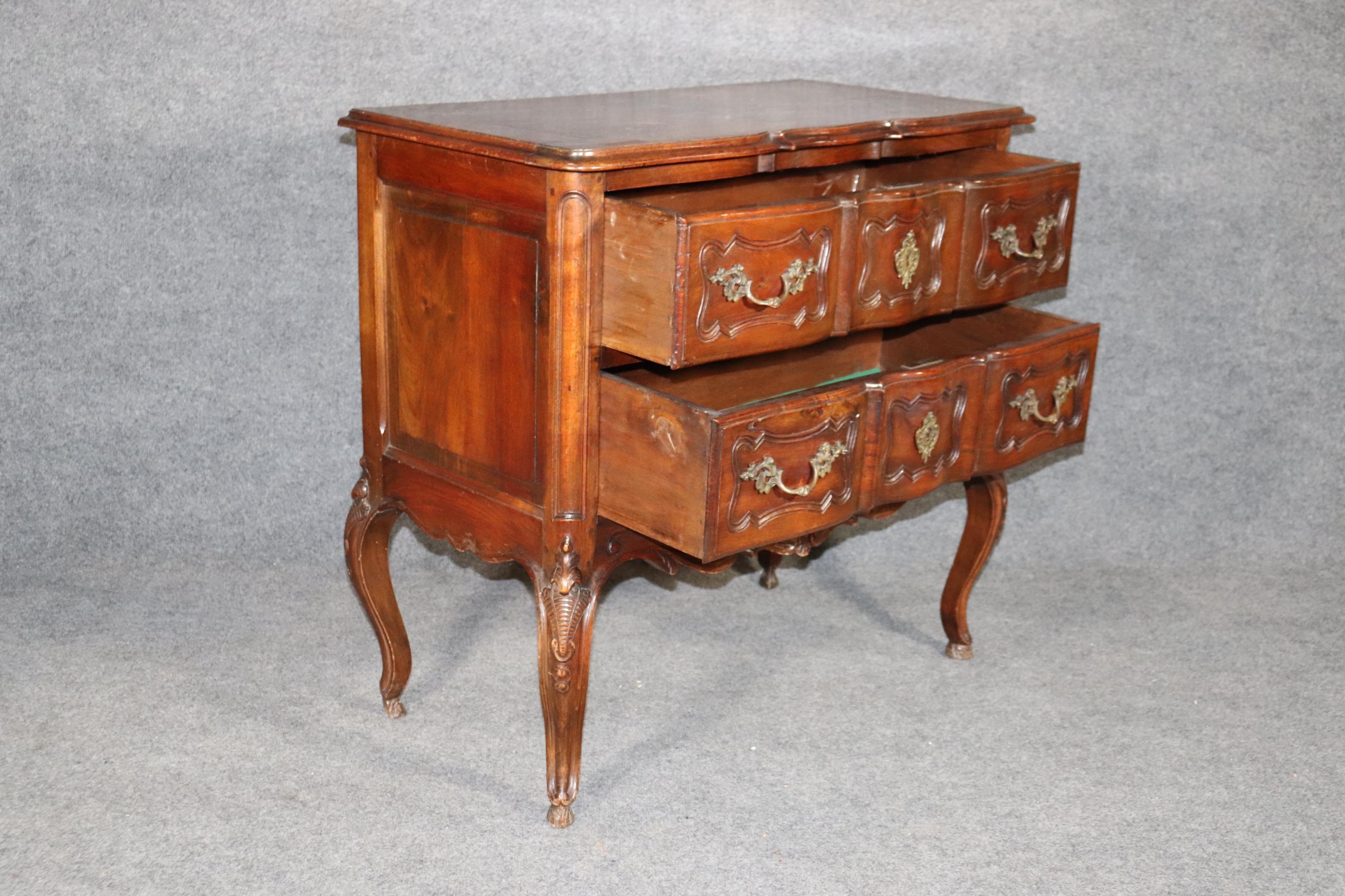 Fine Quality Handmade Carved Walnut French Louis XV Commode, circa 1920 For Sale 4