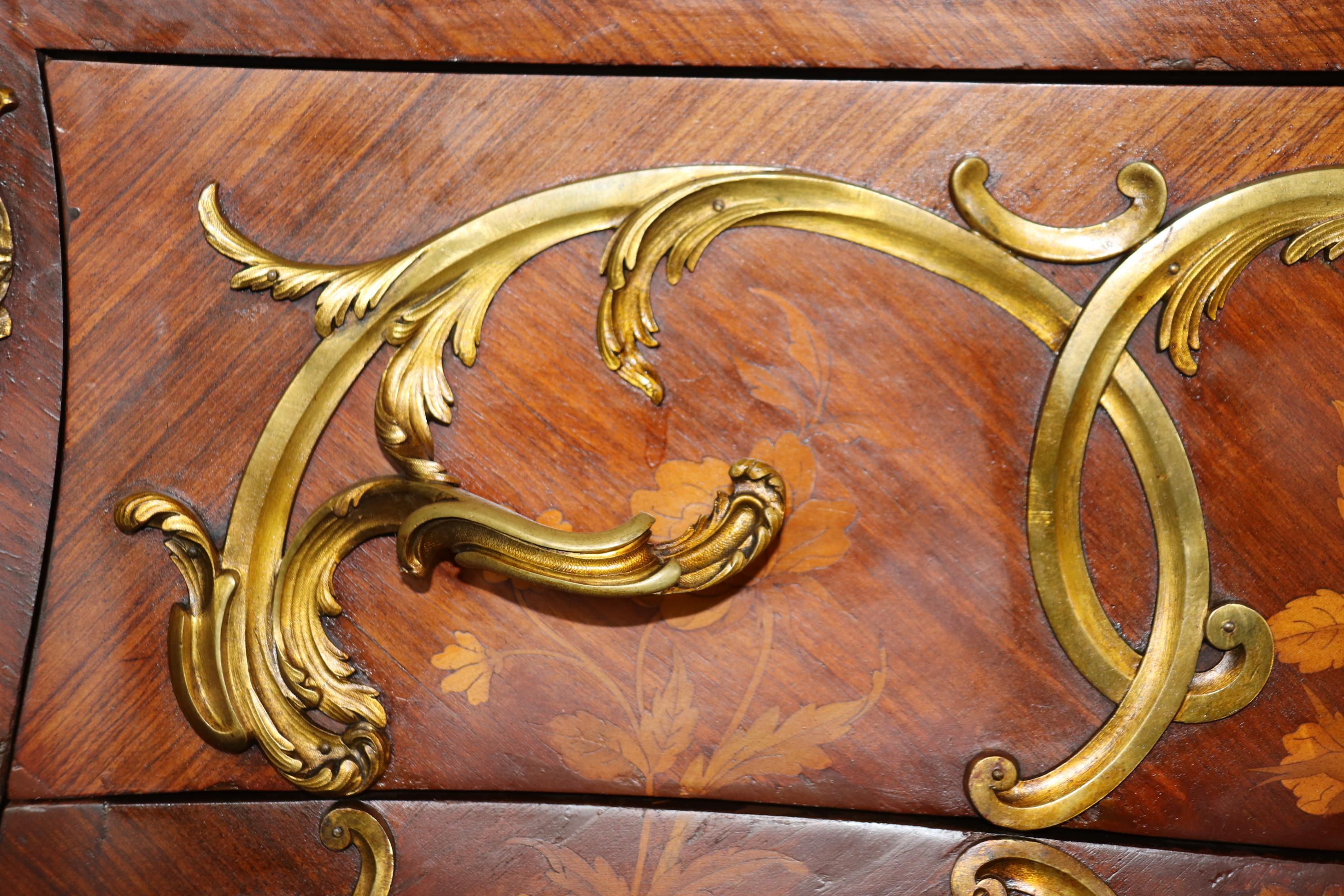 Commodo di qualità con piano in marmo intarsiato in Wood Wood francesi misti montato in bronzo in vendita 3