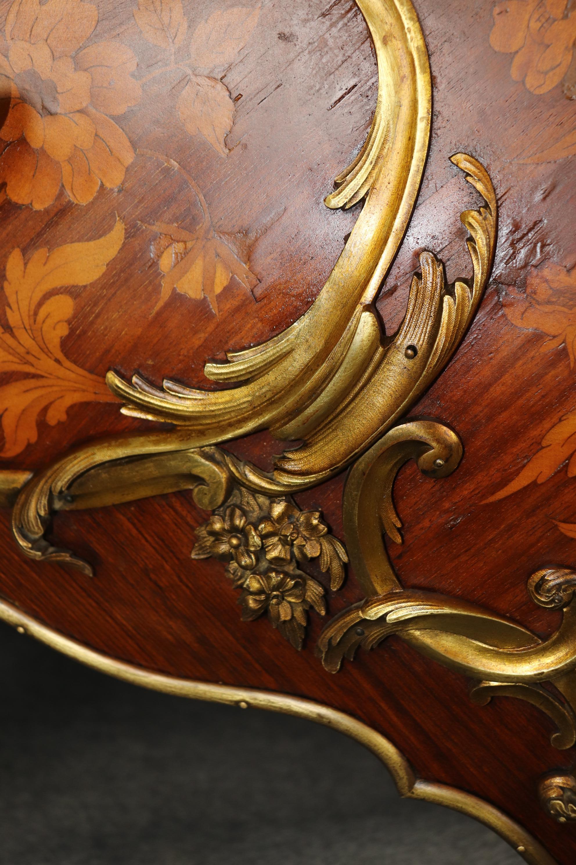 Commodo di qualità con piano in marmo intarsiato in Wood Wood francesi misti montato in bronzo in vendita 5